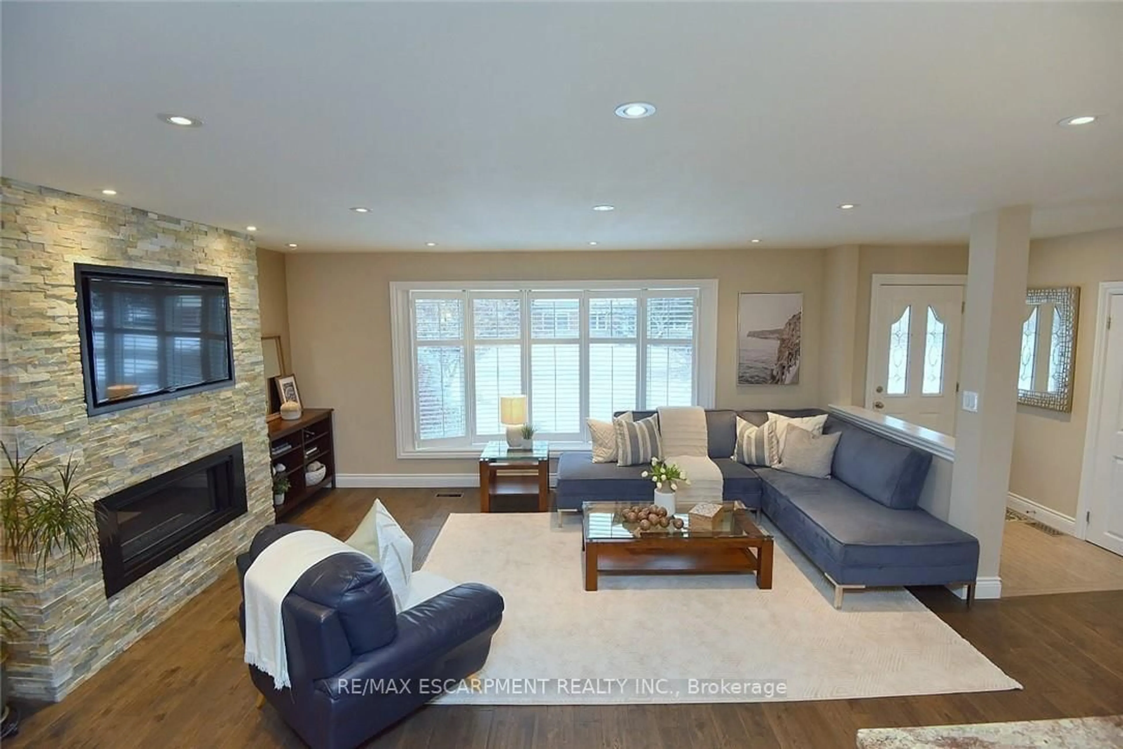 Living room with furniture, unknown for 626 Vanderburgh Dr, Burlington Ontario L7T 3W6