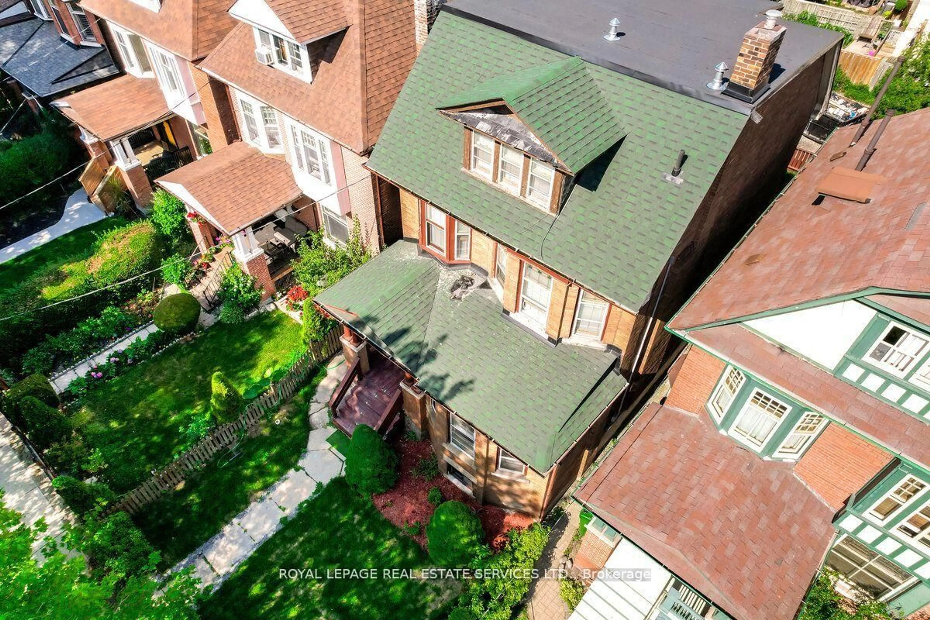 A pic from outside/outdoor area/front of a property/back of a property/a pic from drone, city buildings view from balcony for 31 Tyndall Ave, Toronto Ontario M6K 2E9