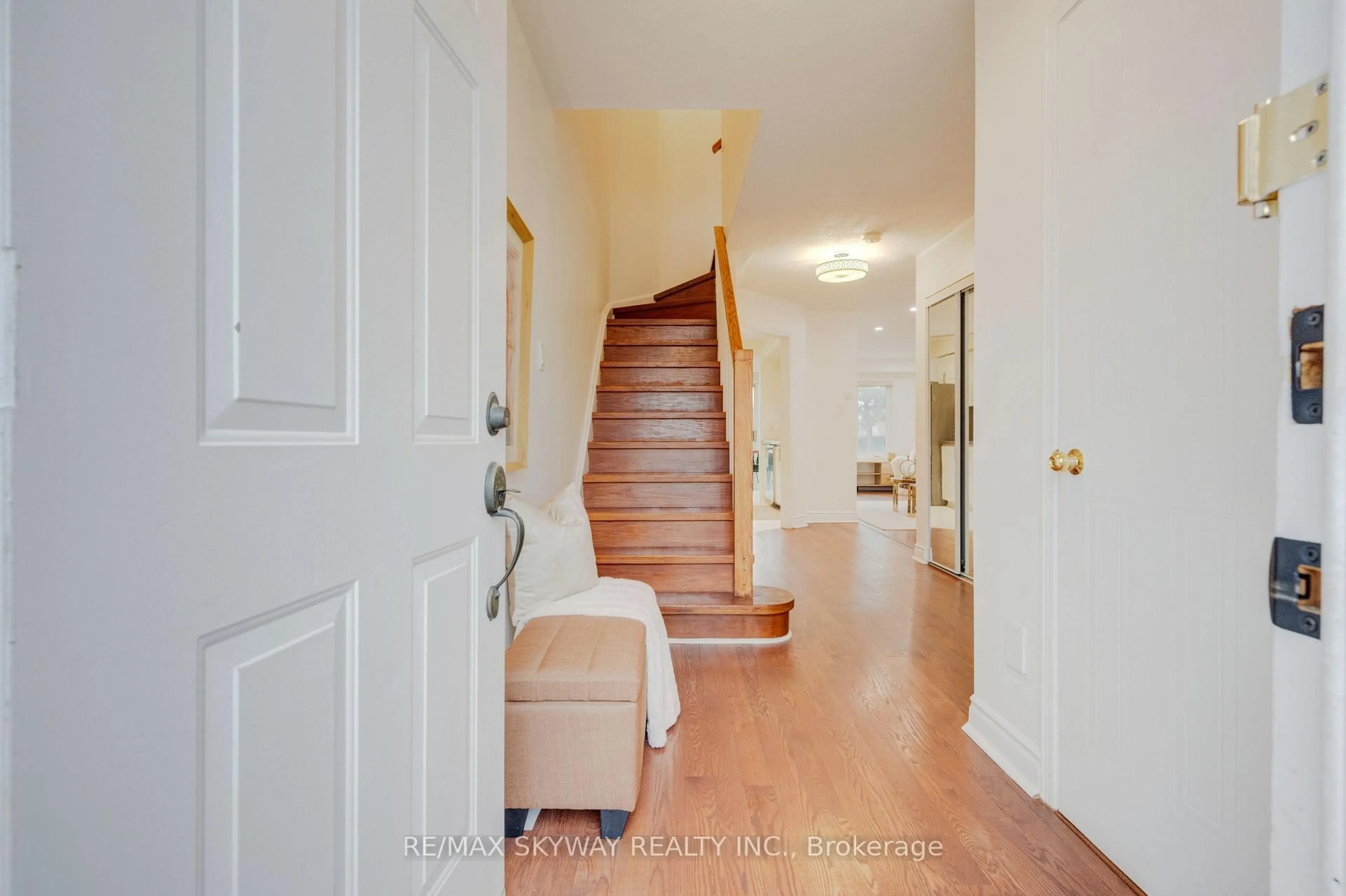 Indoor foyer for 1485 Torrington Dr #44, Mississauga Ontario L5V 1Y3