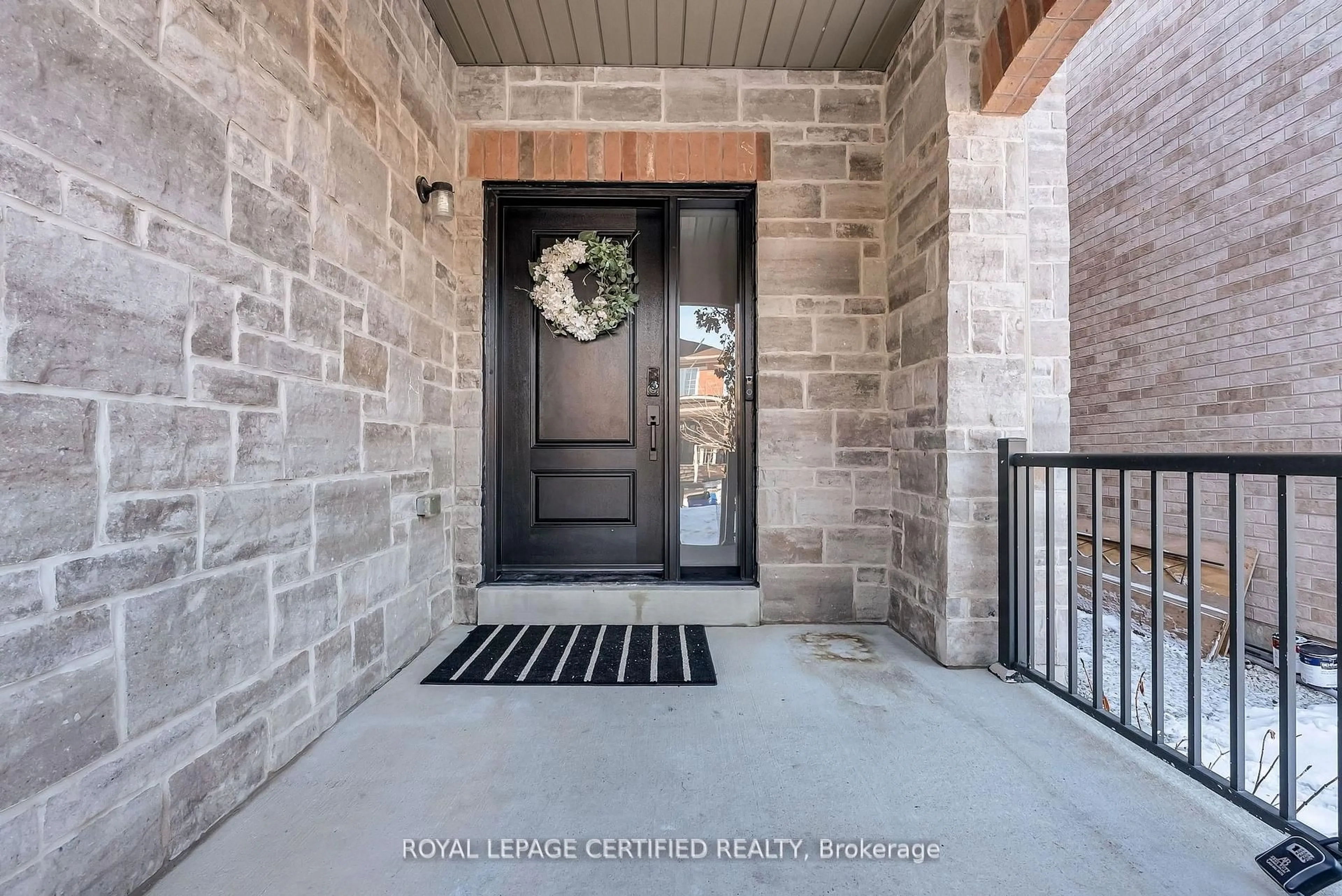 Indoor entryway for 461 Downes Jackson Hts, Milton Ontario L9T 8V7