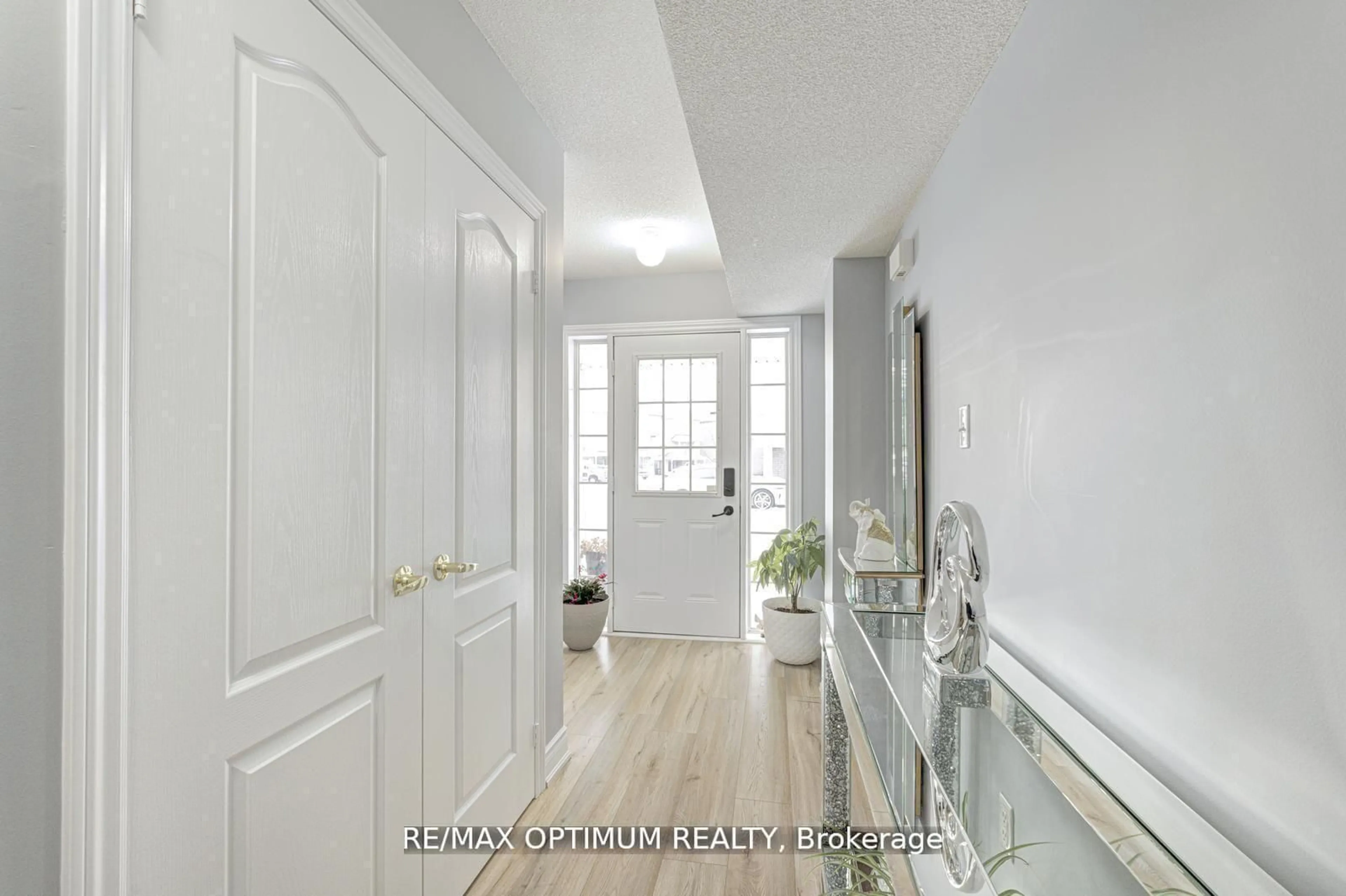 Indoor entryway for 56 Arizona Dr, Brampton Ontario L6Y 0R6