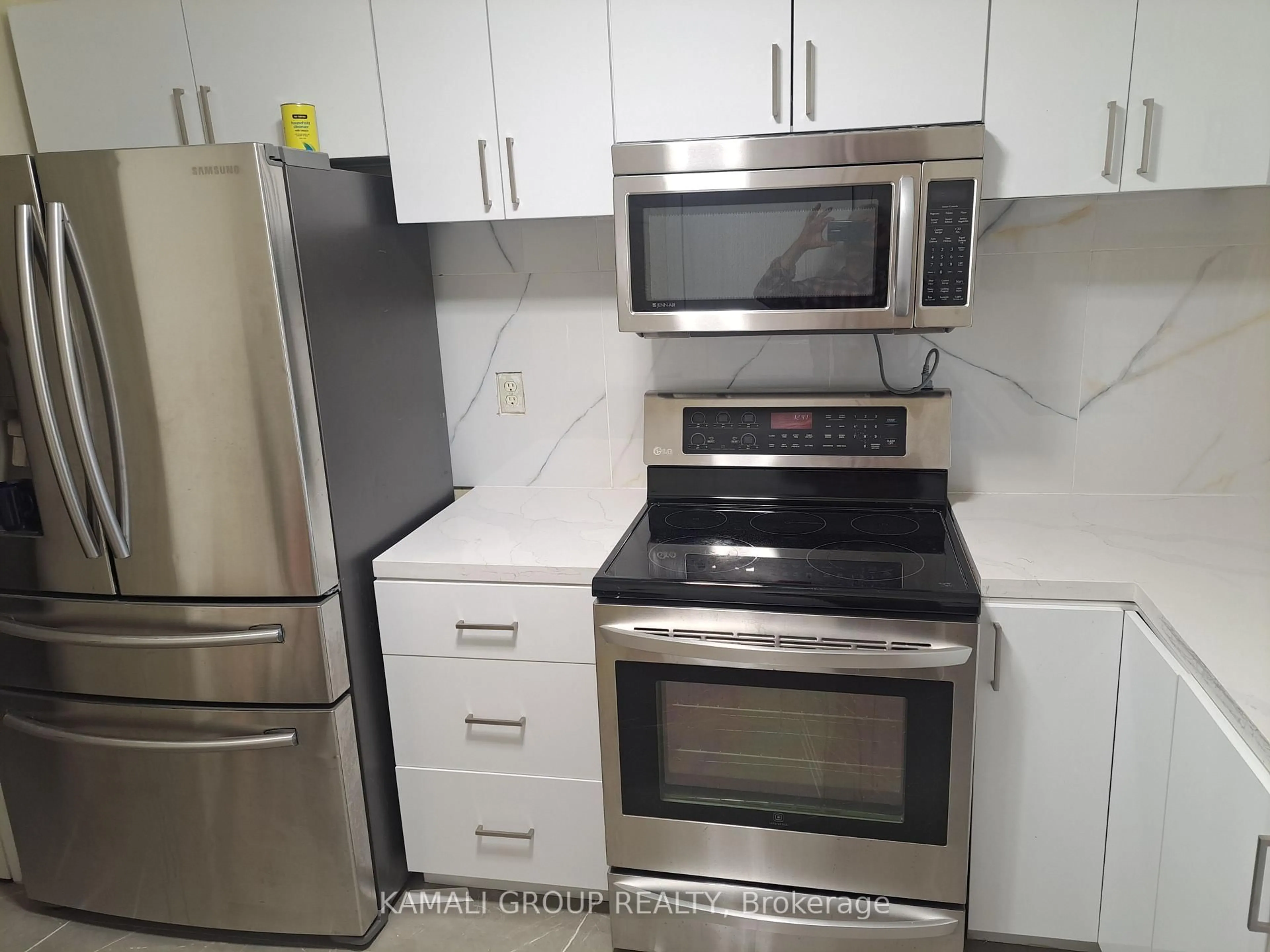 Standard kitchen, unknown for 4645 Jane St #727, Toronto Ontario M3N 2K9