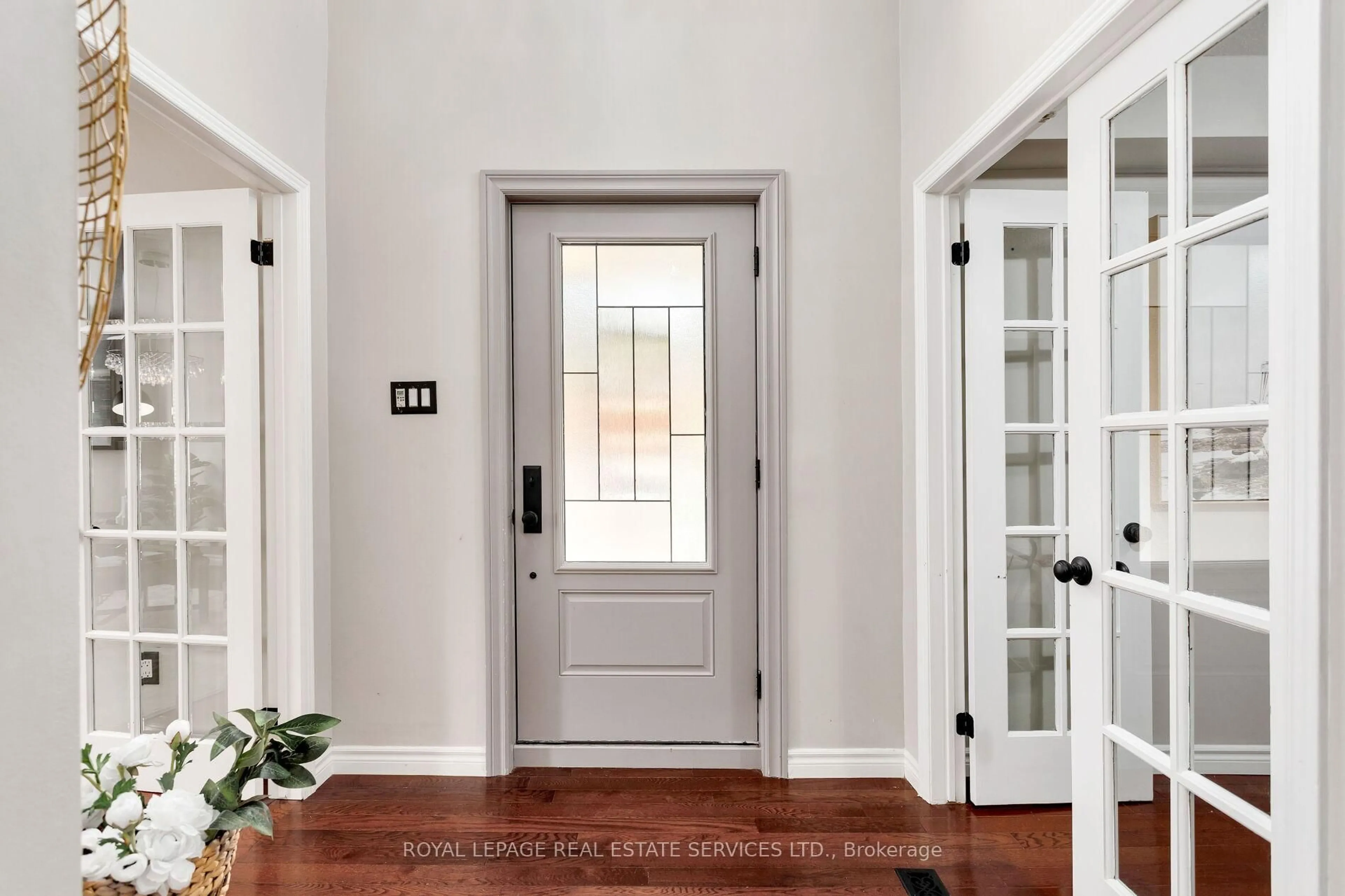 Indoor entryway for 2006 Glenada Cres #7, Oakville Ontario L6H 5R9