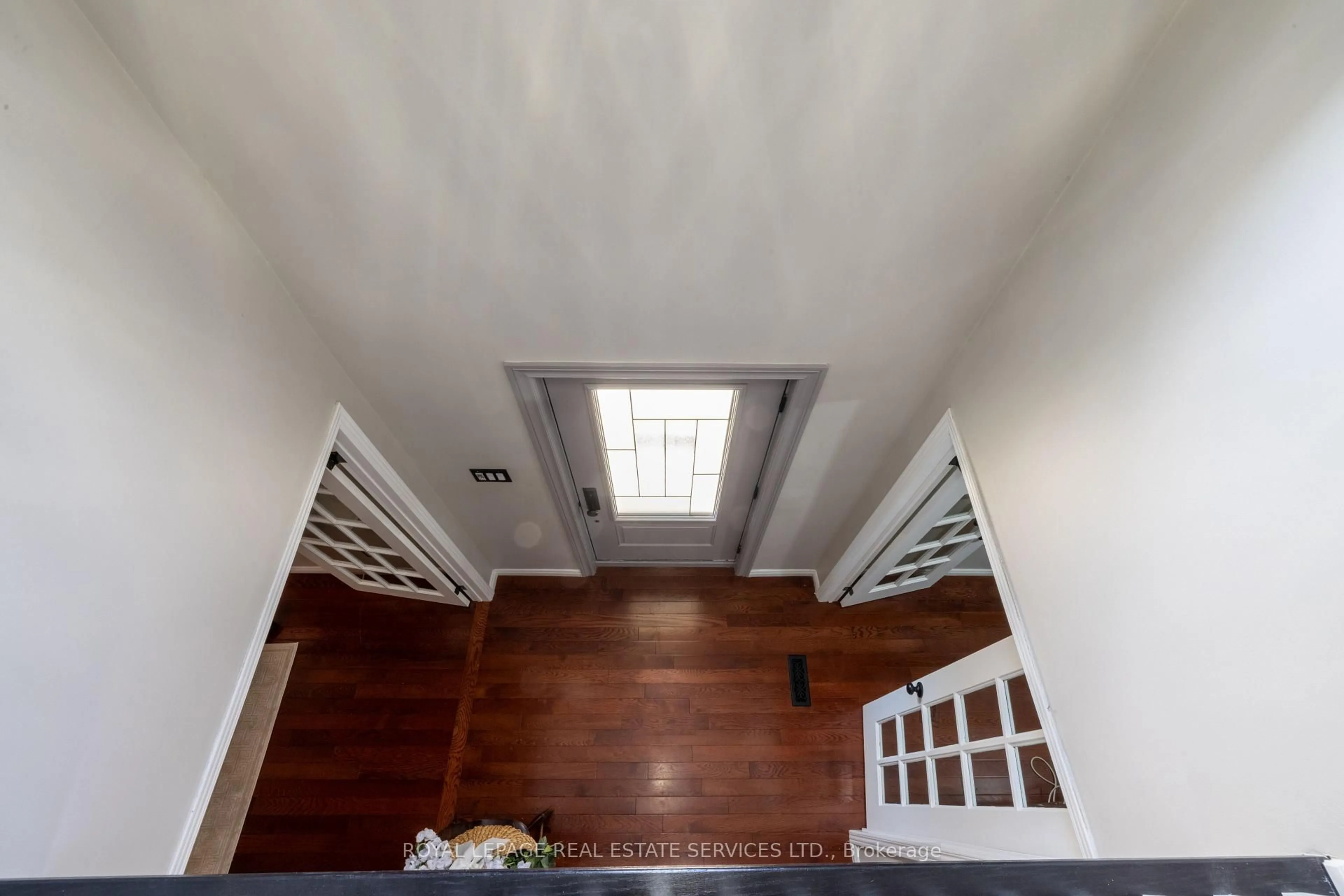 Indoor foyer for 2006 Glenada Cres #7, Oakville Ontario L6H 5R9