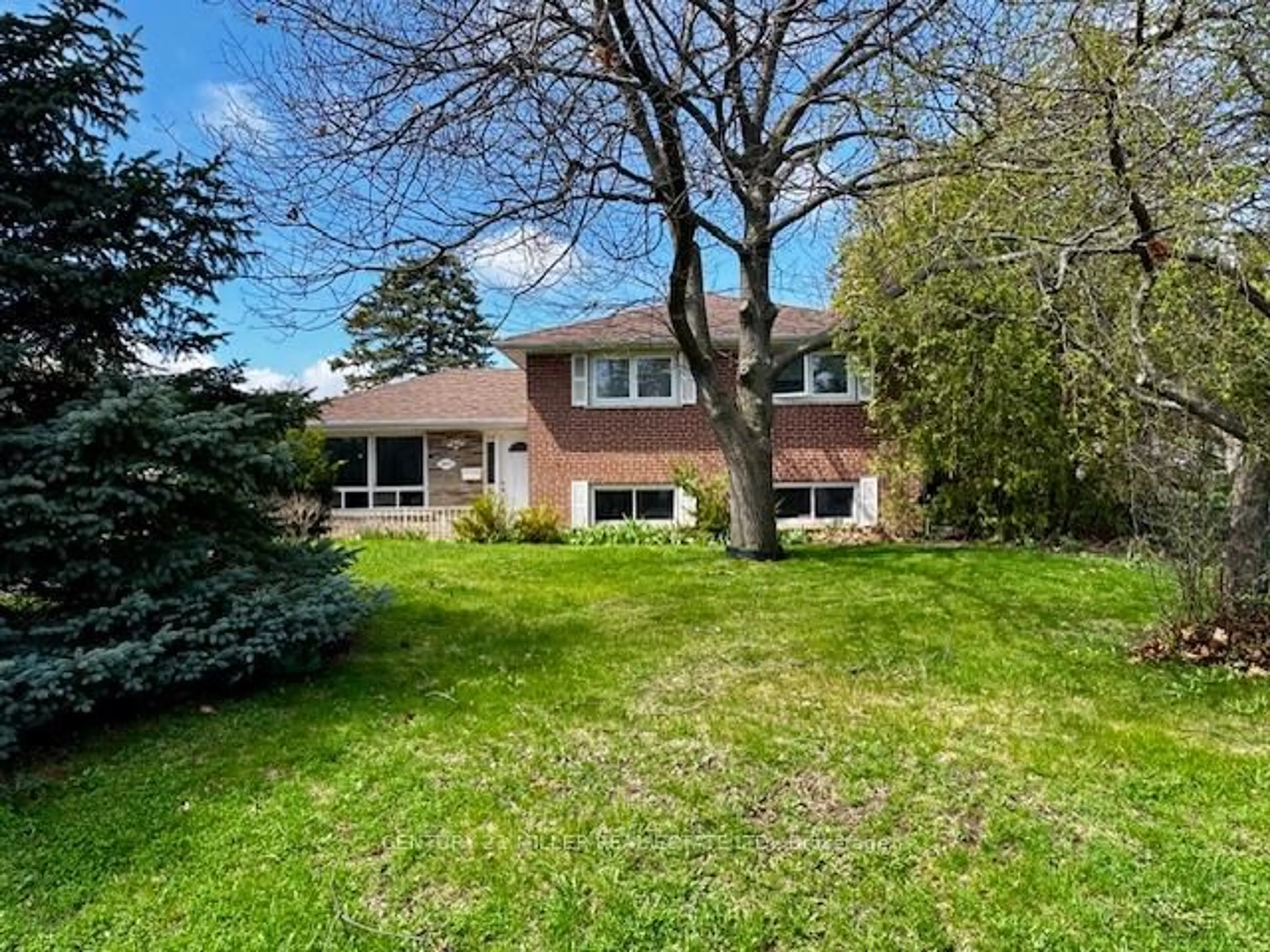 A pic from outside/outdoor area/front of a property/back of a property/a pic from drone, street for 2075 Seabrook Dr, Oakville Ontario L6L 2T8
