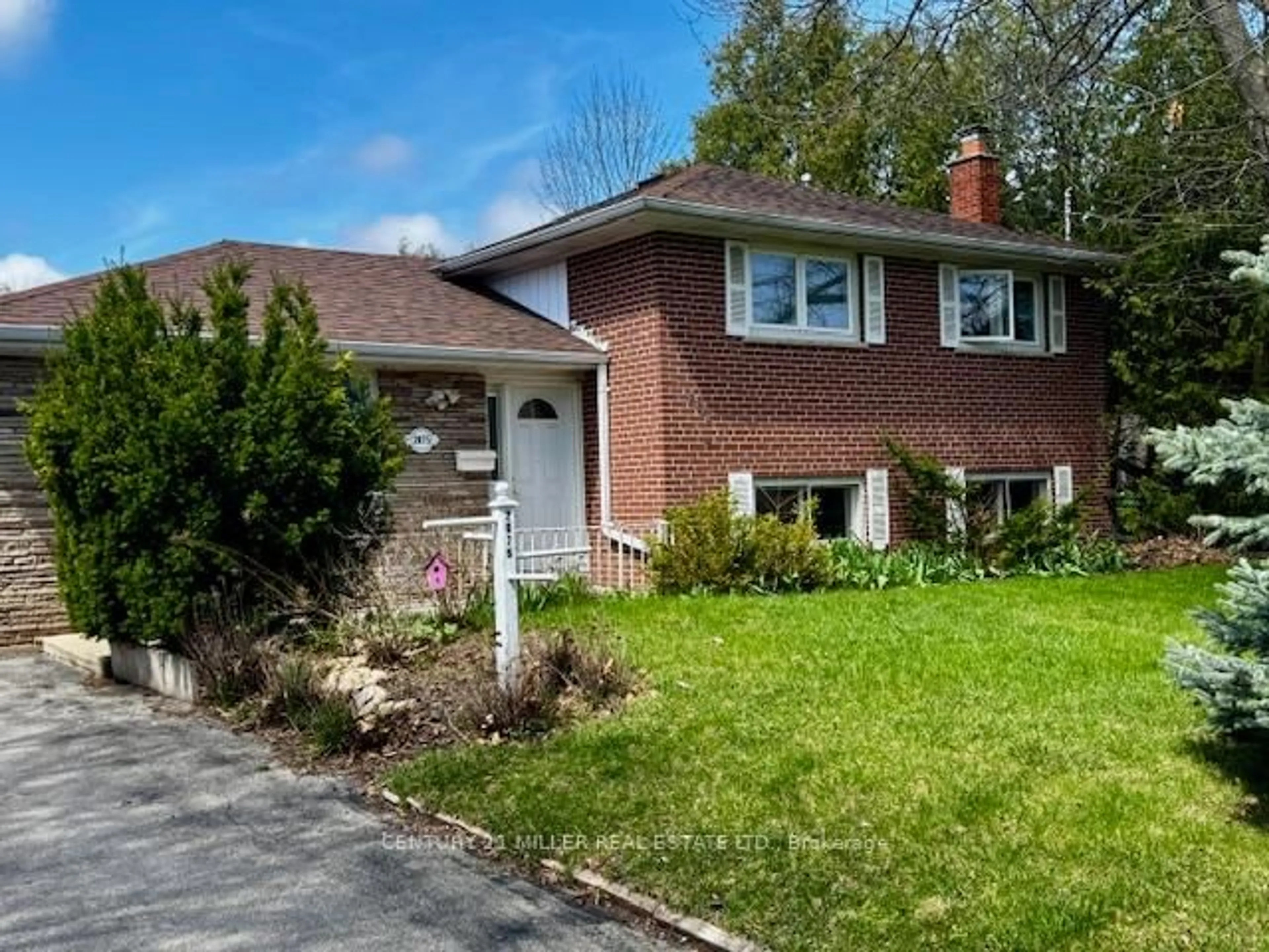 Home with brick exterior material, street for 2075 Seabrook Dr, Oakville Ontario L6L 2T8