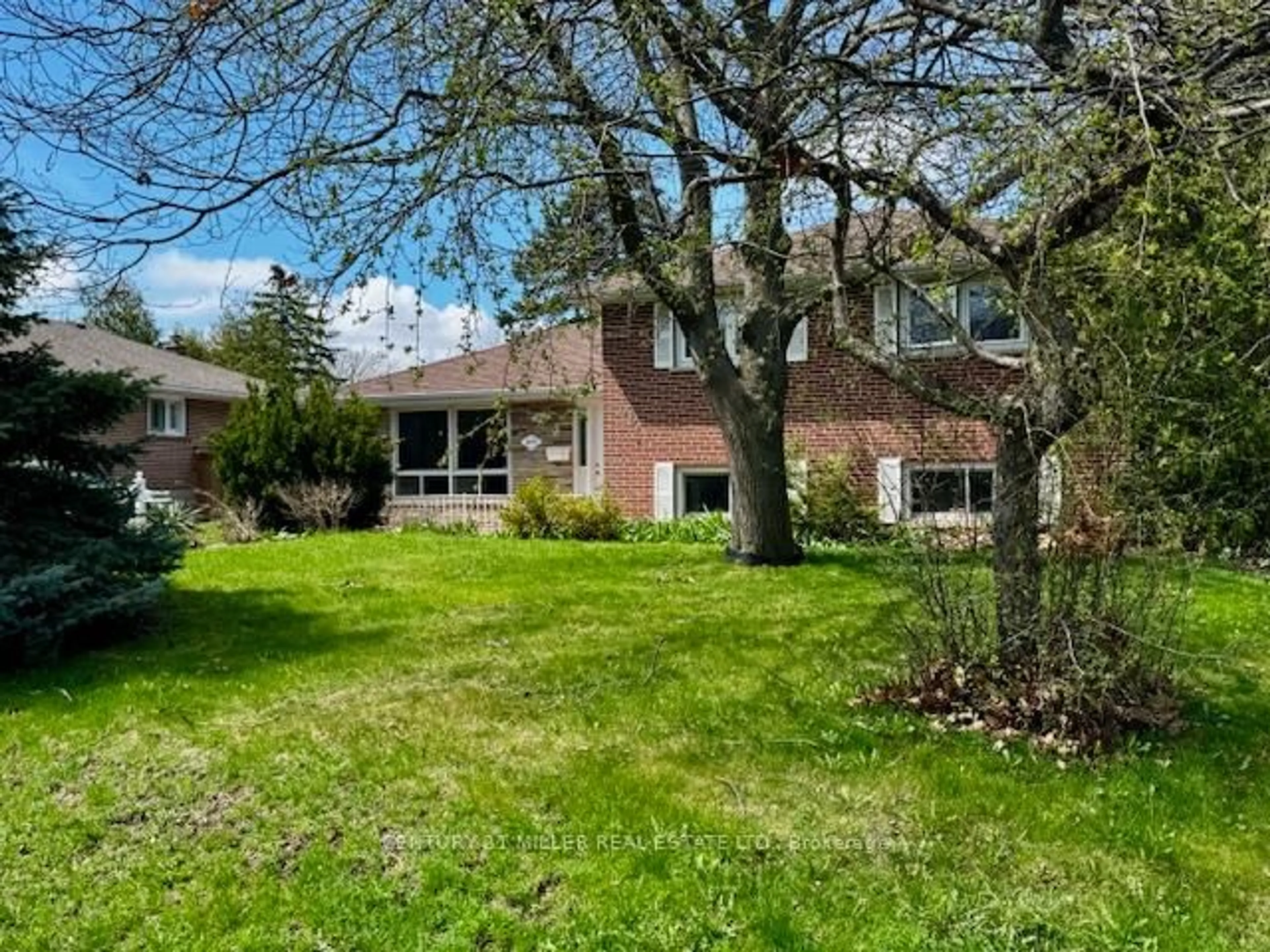 A pic from outside/outdoor area/front of a property/back of a property/a pic from drone, street for 2075 Seabrook Dr, Oakville Ontario L6L 2T8