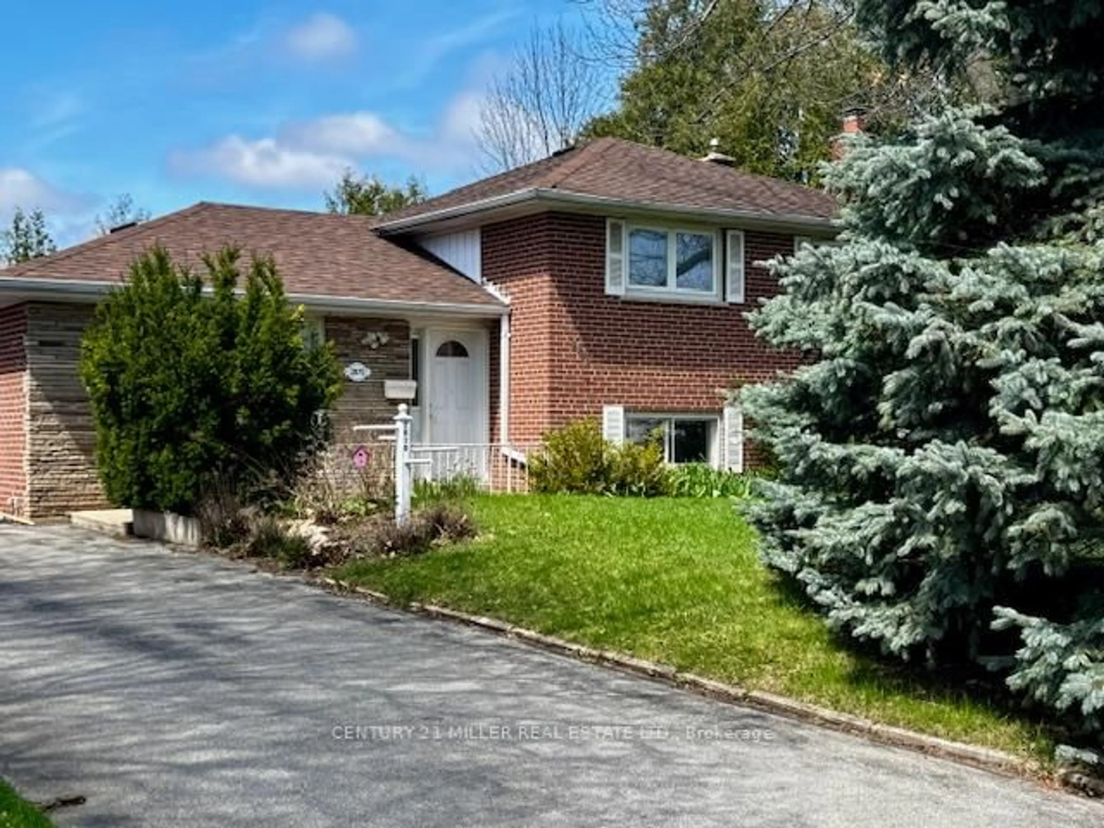Home with brick exterior material, street for 2075 Seabrook Dr, Oakville Ontario L6L 2T8