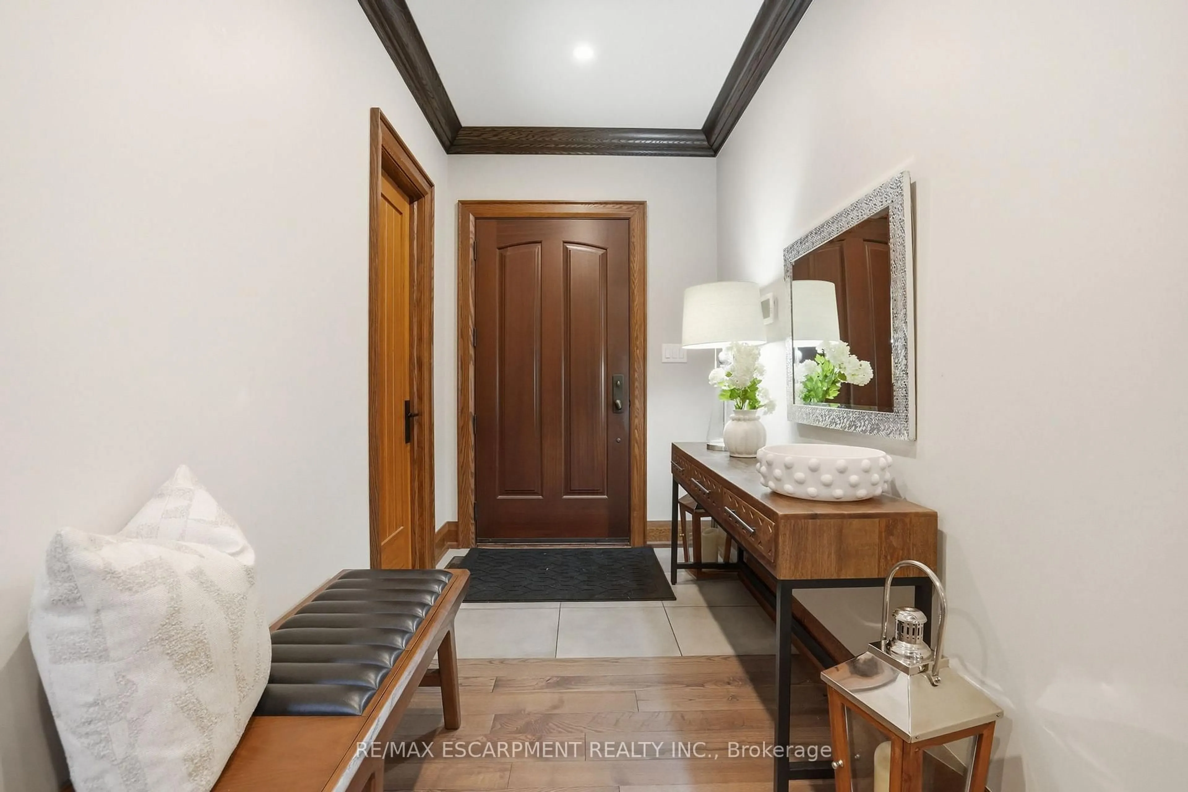 Indoor entryway for 630 Kedleston Way, Mississauga Ontario L5H 1Y5