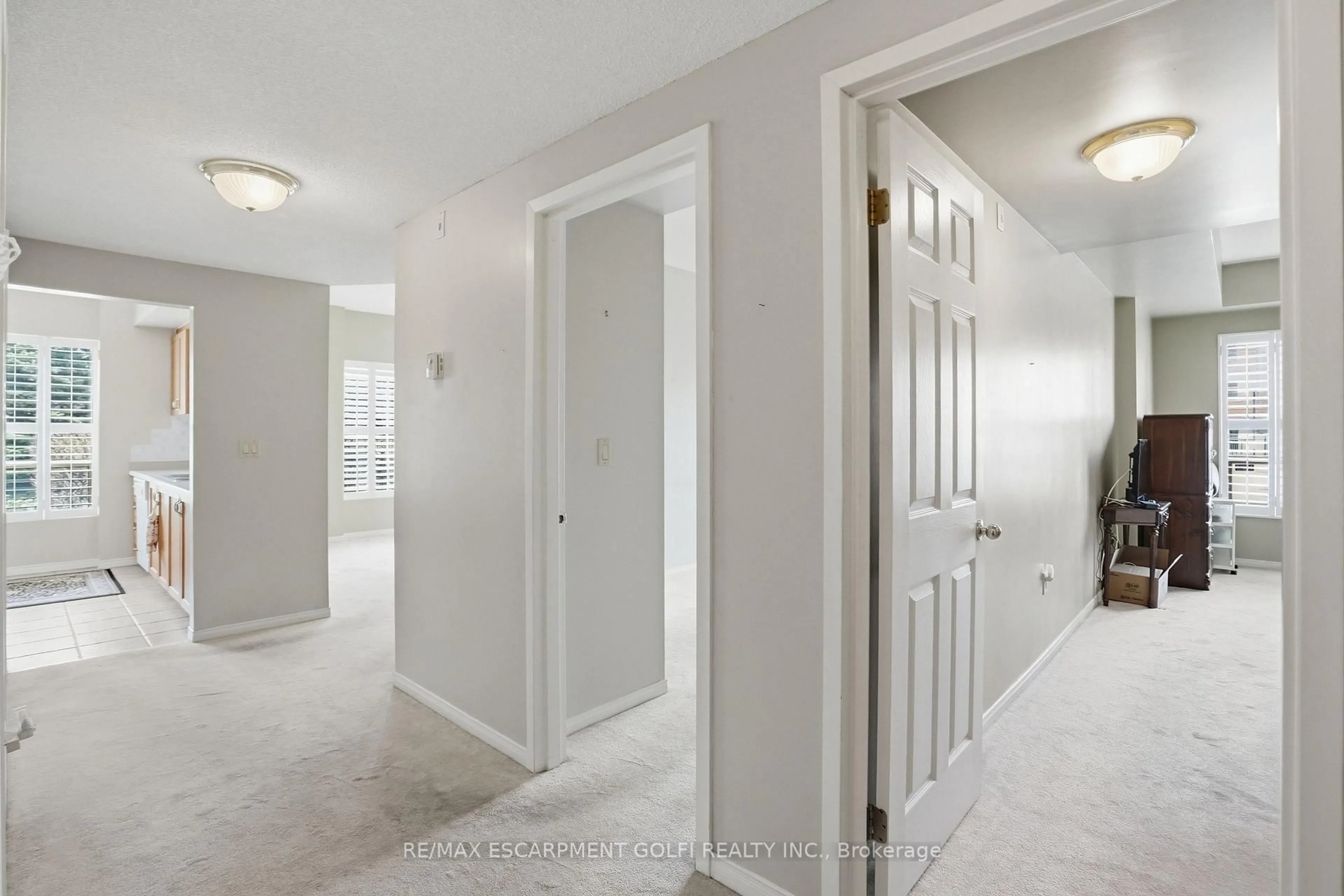 Indoor entryway for 3497 Upper Middle Dr #108, Burlington Ontario L7M 4T6