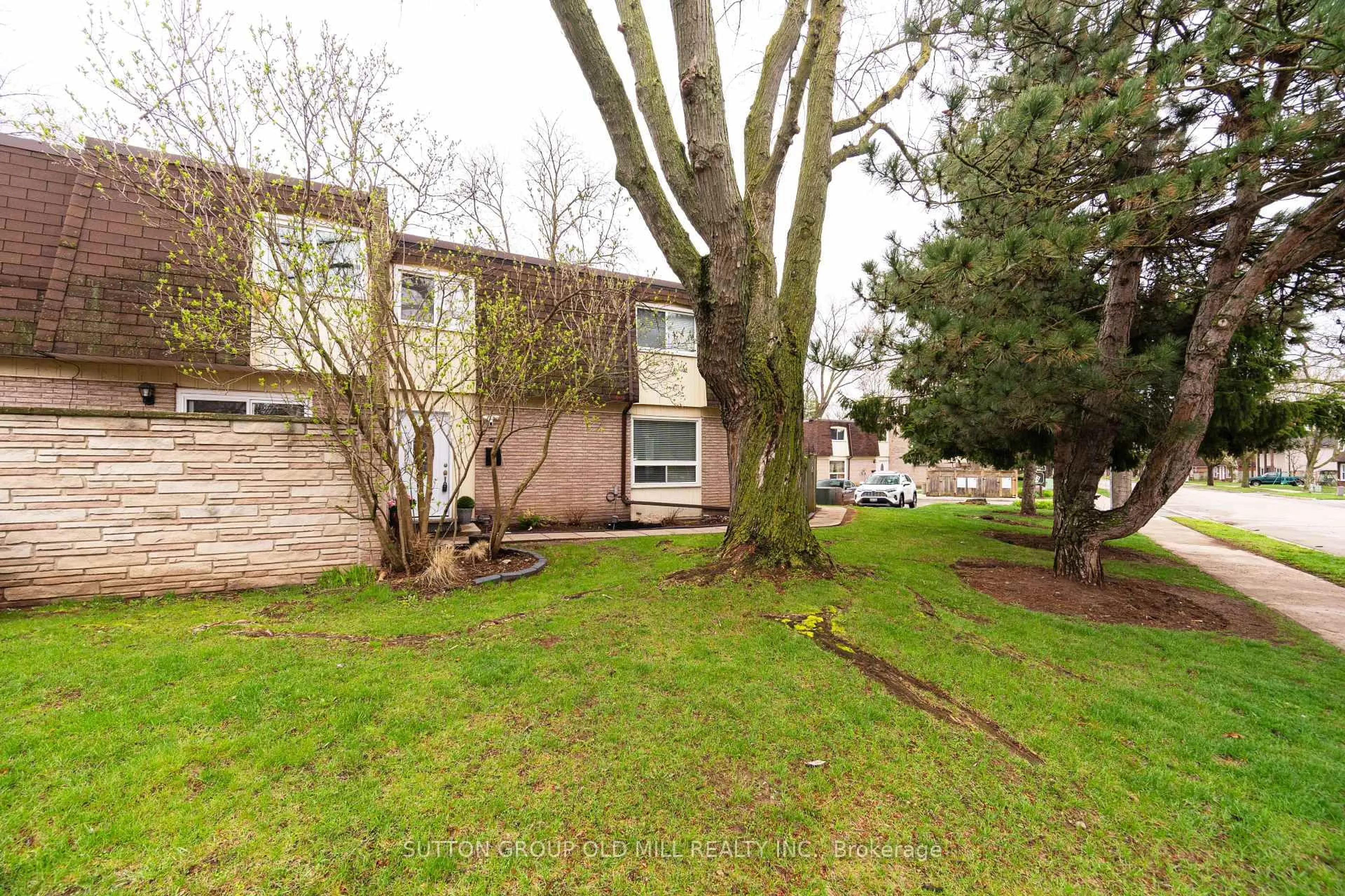 A pic from outside/outdoor area/front of a property/back of a property/a pic from drone, street for 685 Francis Rd #1, Burlington Ontario L7T 3X6