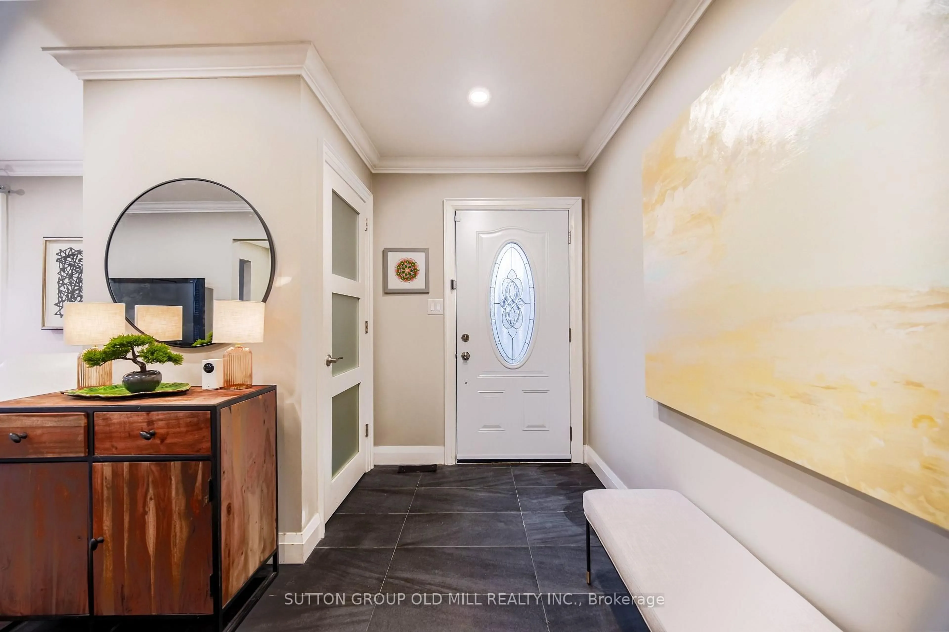 Indoor entryway for 685 Francis Rd #1, Burlington Ontario L7T 3X6