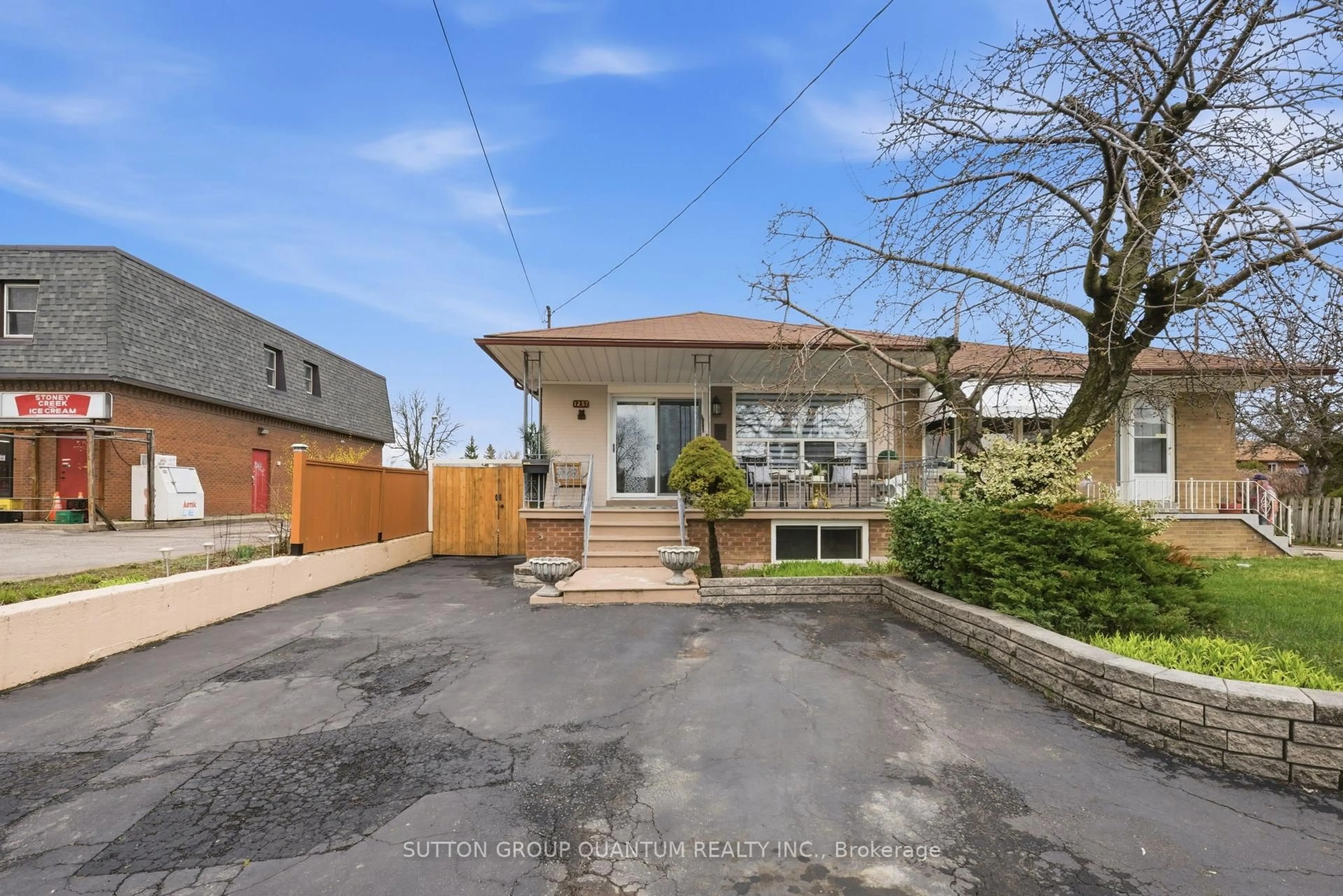 A pic from outside/outdoor area/front of a property/back of a property/a pic from drone, street for 1257 Alexandra Ave, Mississauga Ontario L5E 2A7