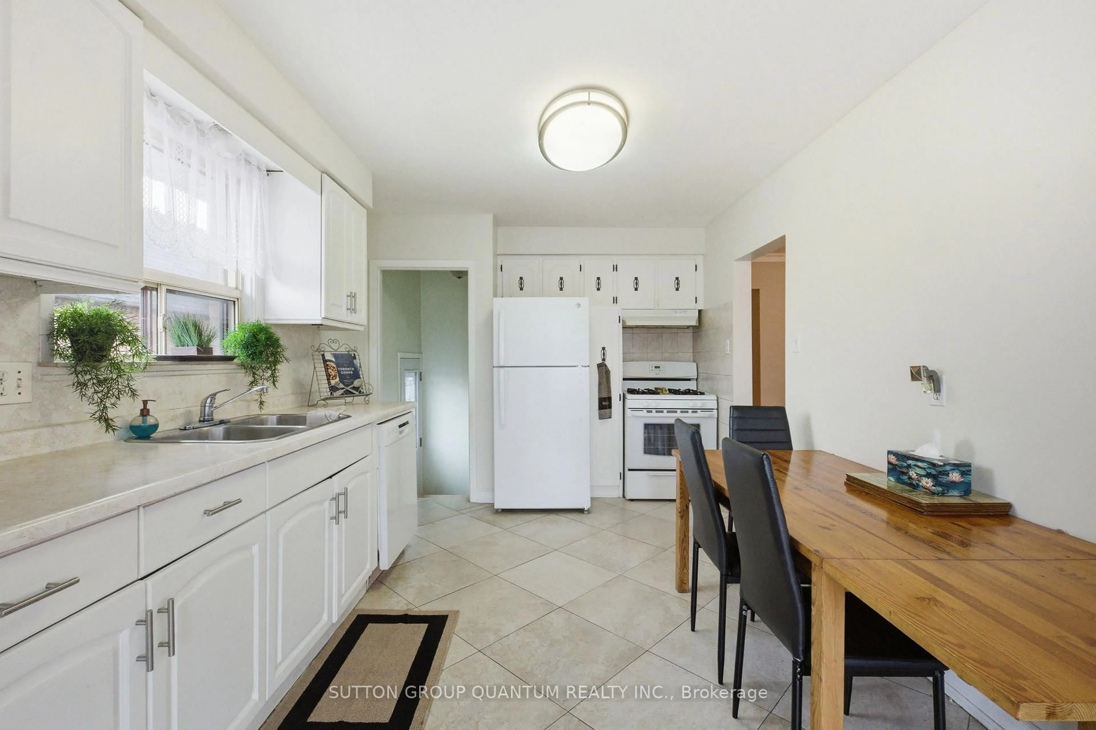 Standard kitchen, ceramic/tile floor for 1257 Alexandra Ave, Mississauga Ontario L5E 2A7