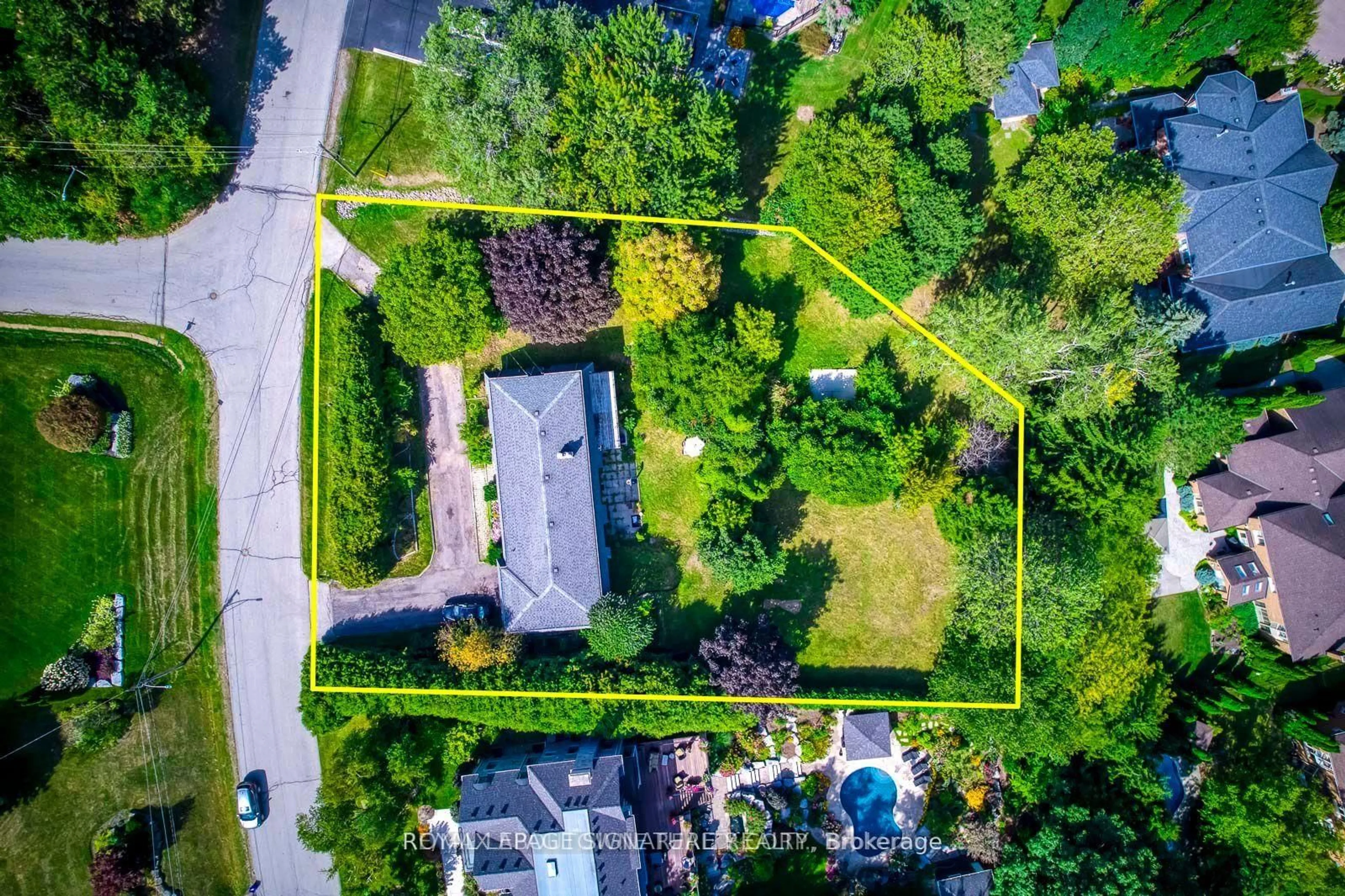 A pic from outside/outdoor area/front of a property/back of a property/a pic from drone, street for 1310 Beaufort Dr, Burlington Ontario L7P 4V9