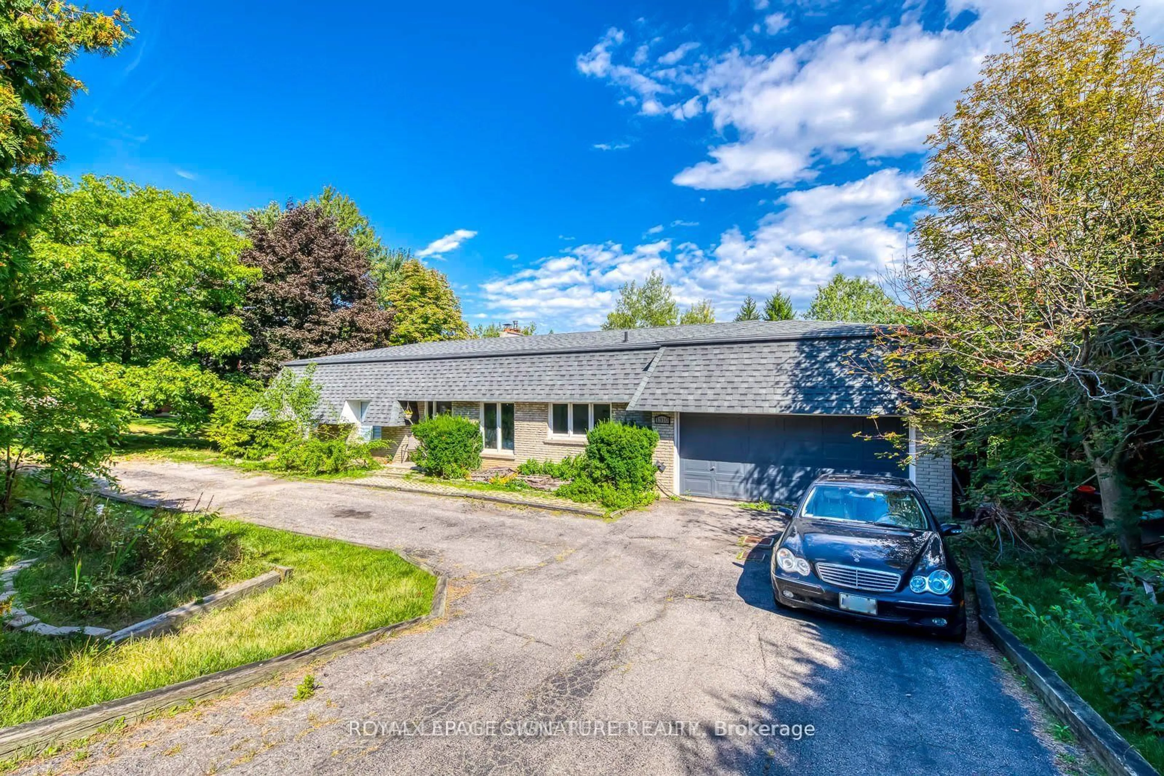 A pic from outside/outdoor area/front of a property/back of a property/a pic from drone, street for 1310 Beaufort Dr, Burlington Ontario L7P 4V9