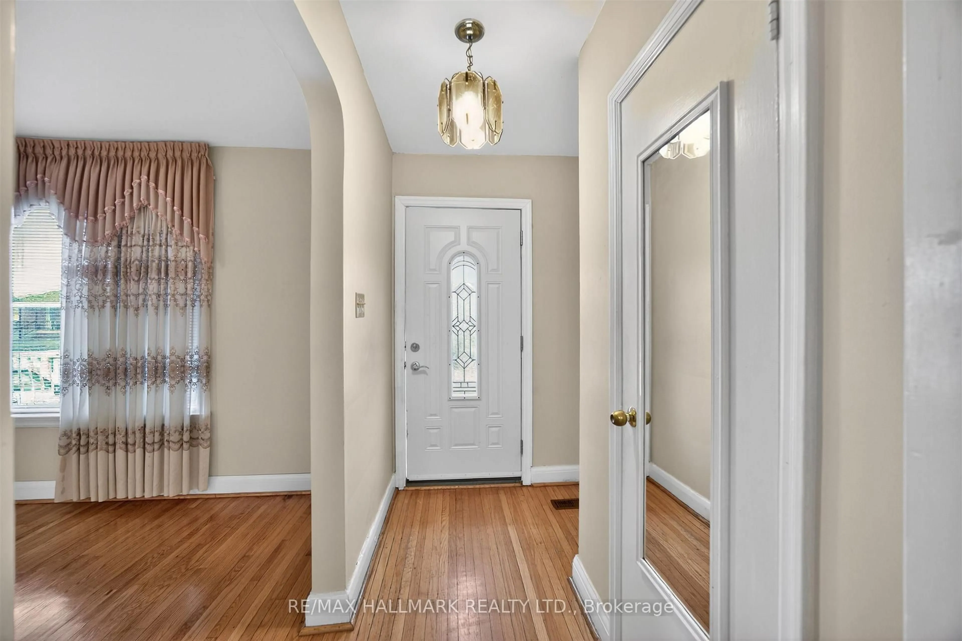 Indoor entryway for 50 Dorking Cres, Toronto Ontario M3M 2B6