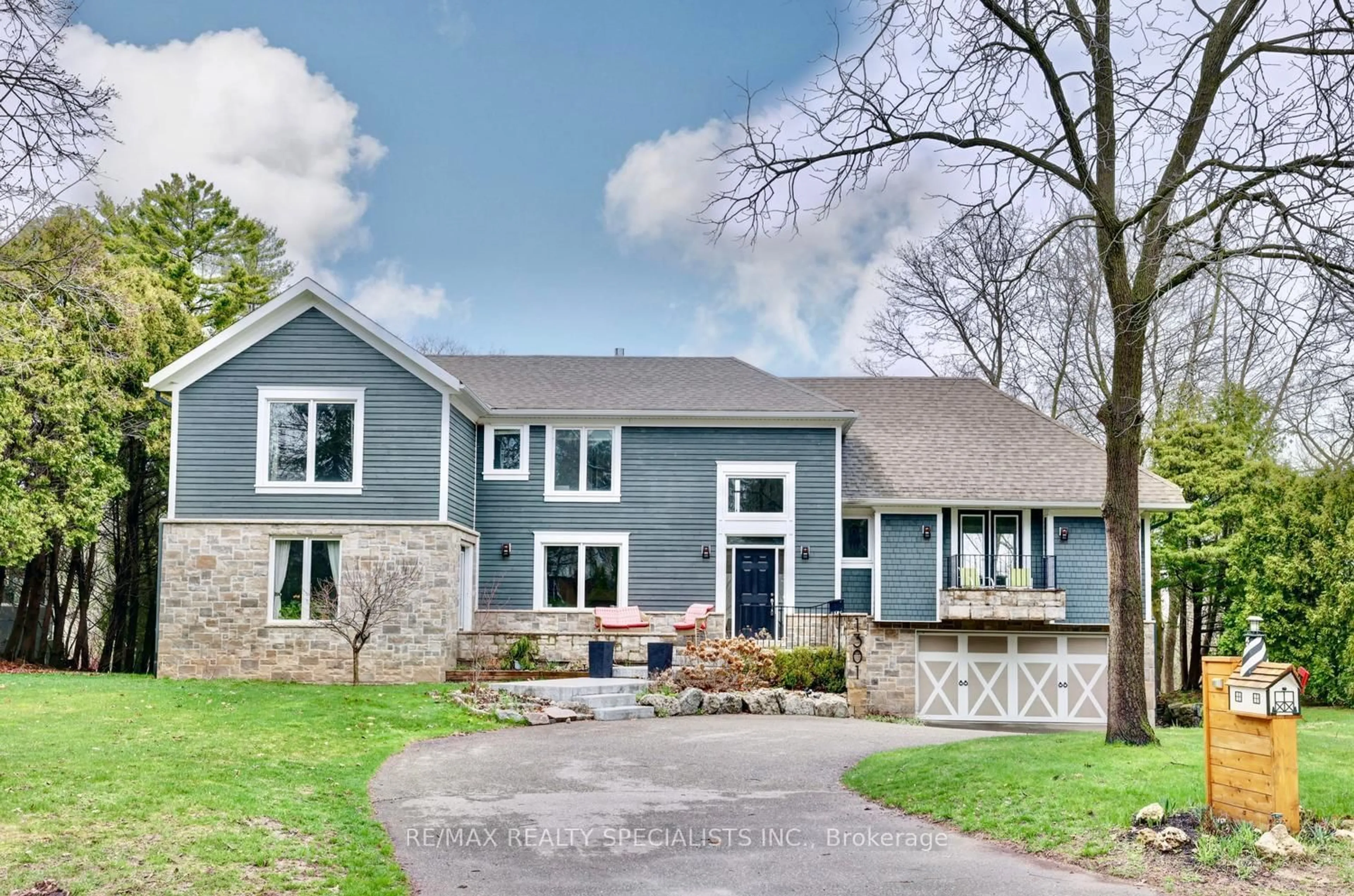 Home with vinyl exterior material, street for 1301 Gatehouse Dr, Mississauga Ontario L5H 1A6