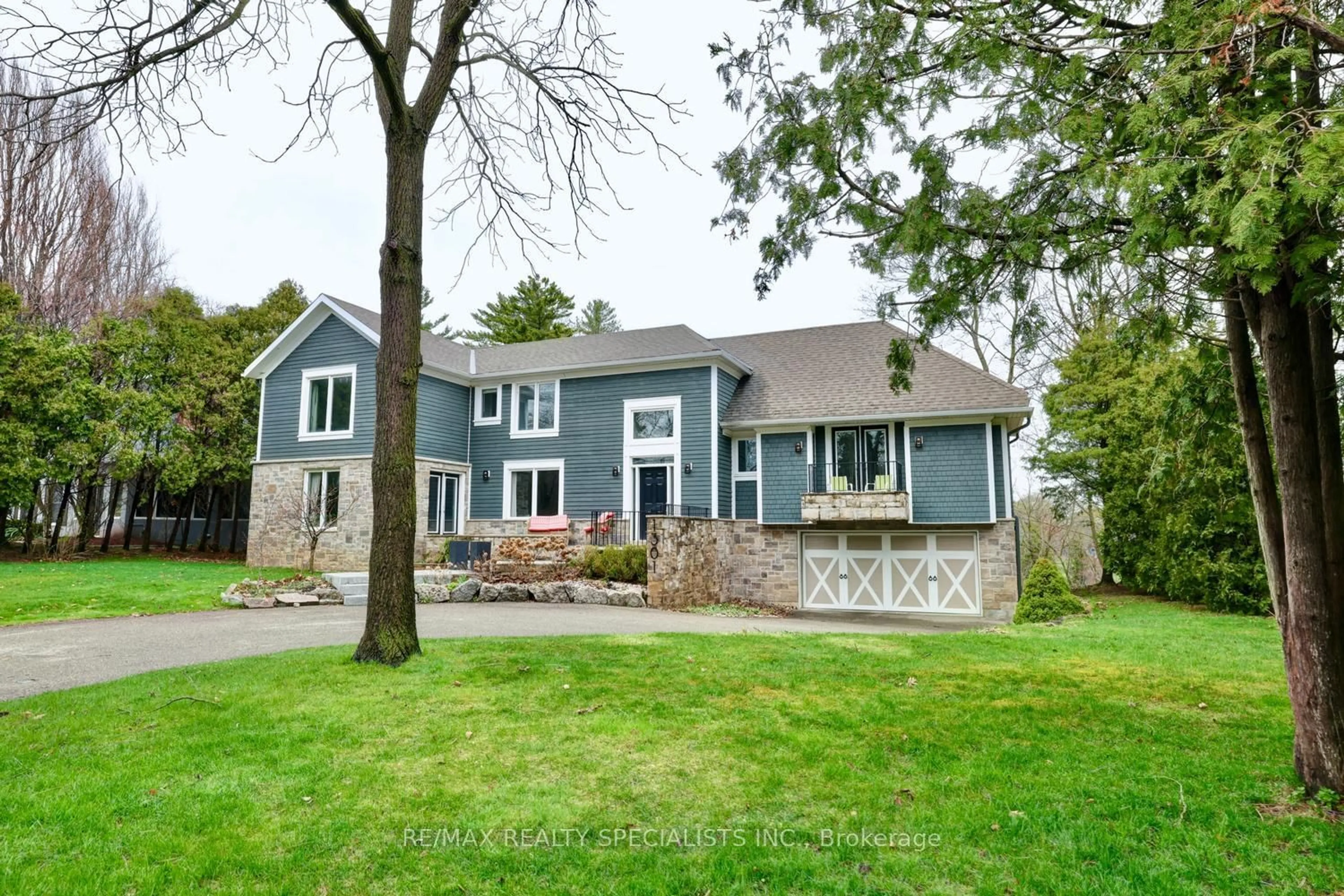 Home with vinyl exterior material, street for 1301 Gatehouse Dr, Mississauga Ontario L5H 1A6