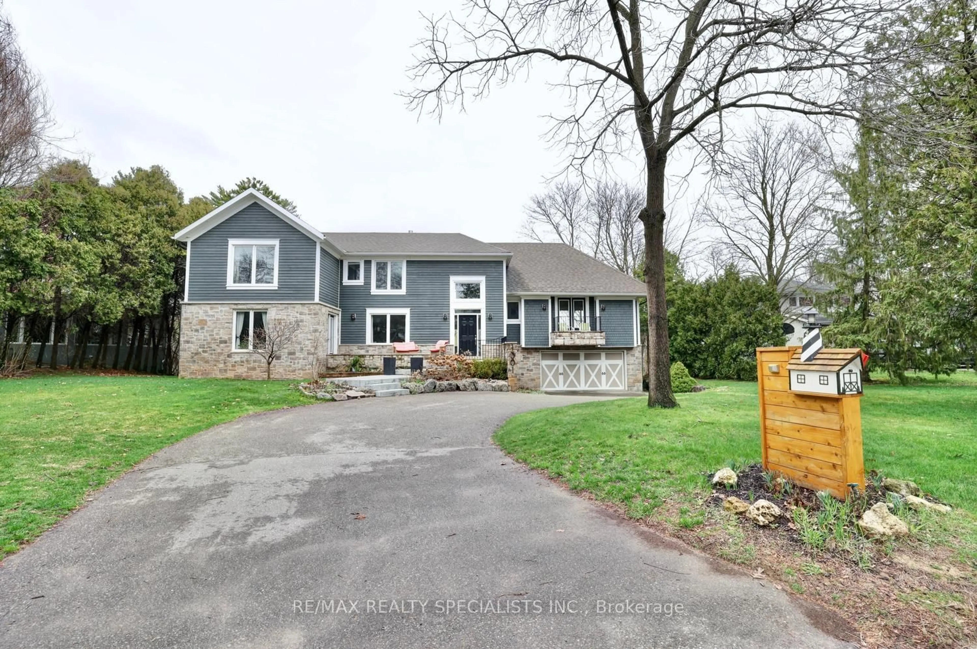 A pic from outside/outdoor area/front of a property/back of a property/a pic from drone, street for 1301 Gatehouse Dr, Mississauga Ontario L5H 1A6