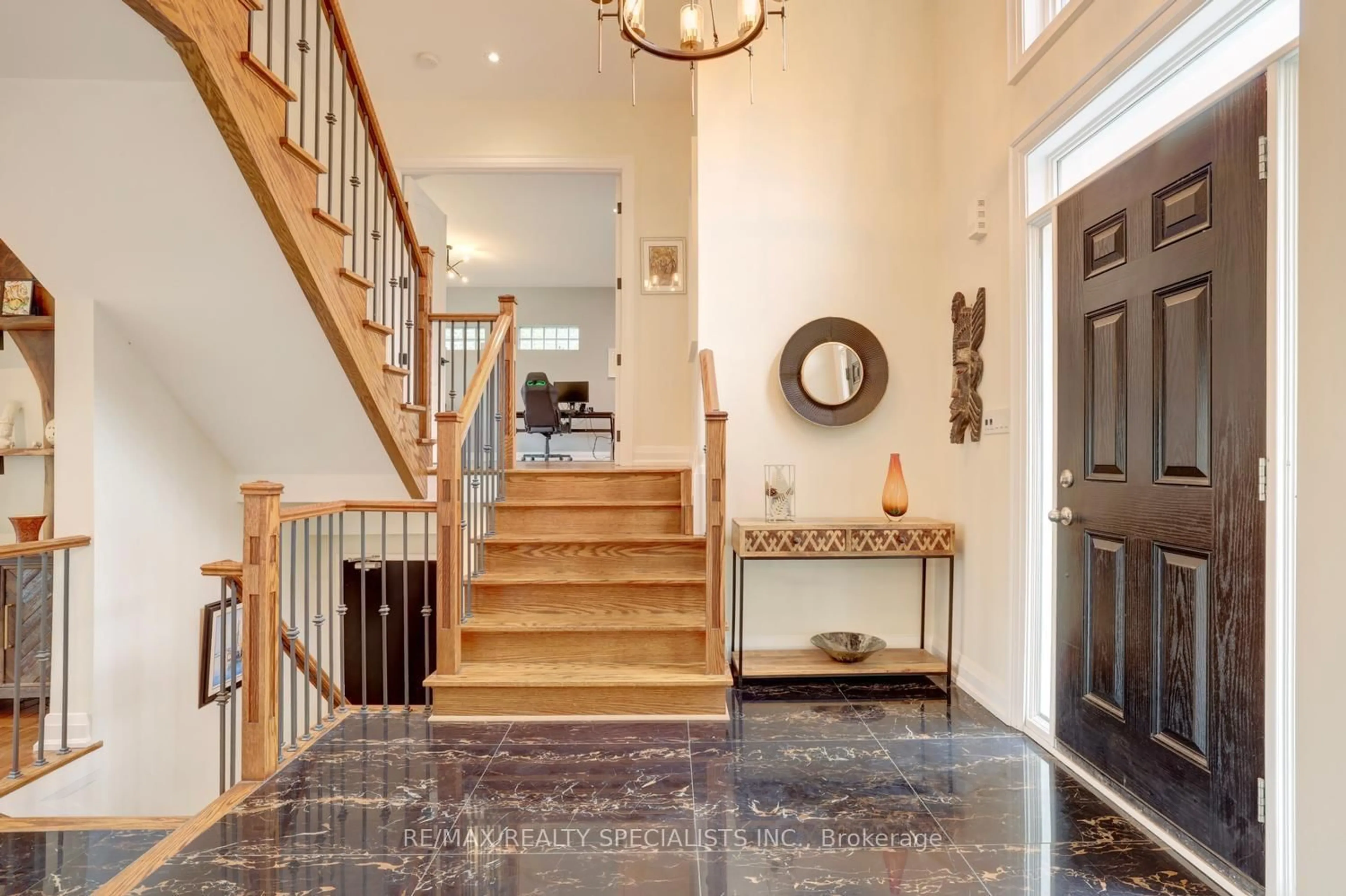 Indoor entryway for 1301 Gatehouse Dr, Mississauga Ontario L5H 1A6