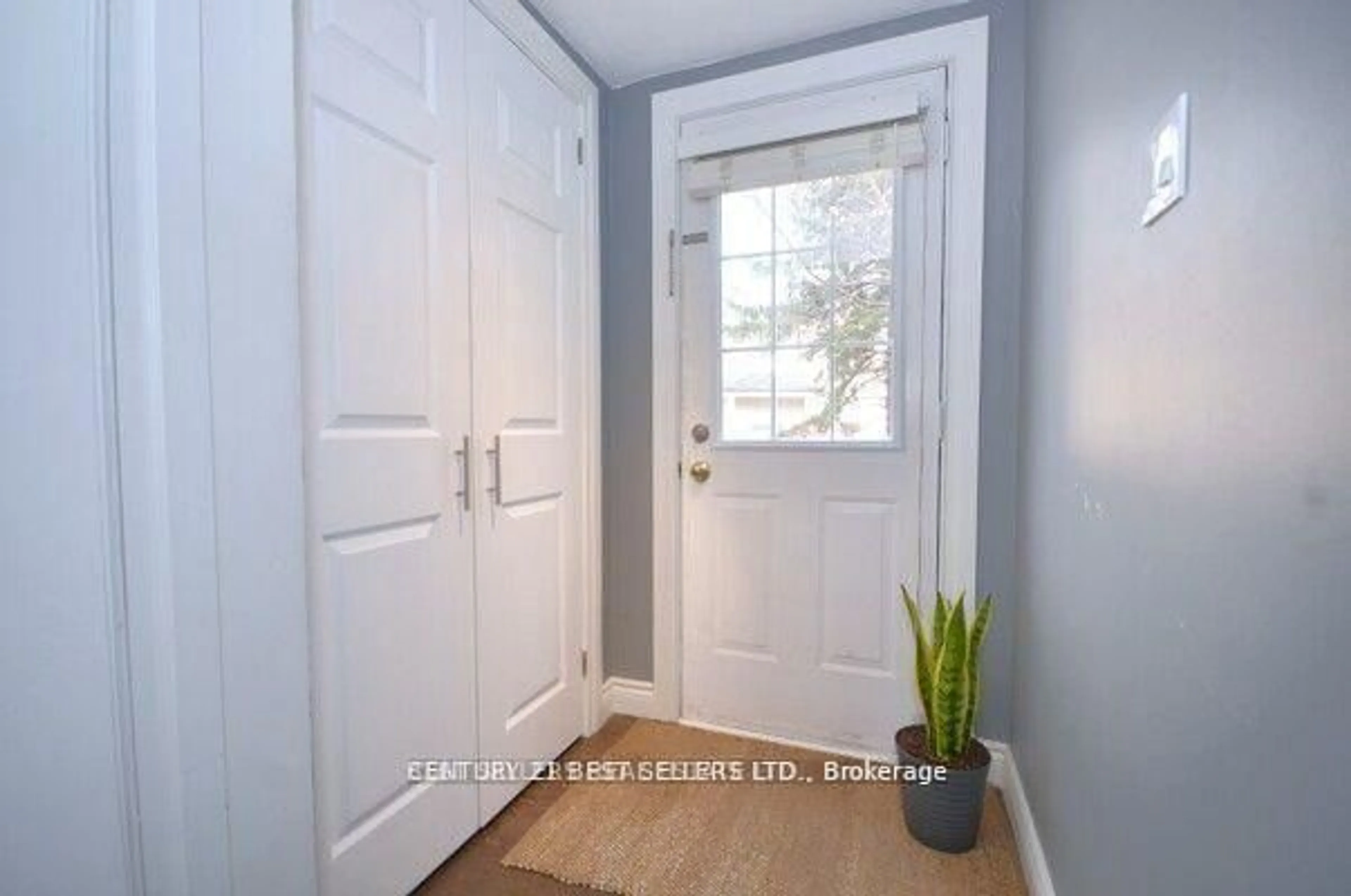 Indoor entryway for 107 Bristol Rd #100, Mississauga Ontario L4Z 3P6