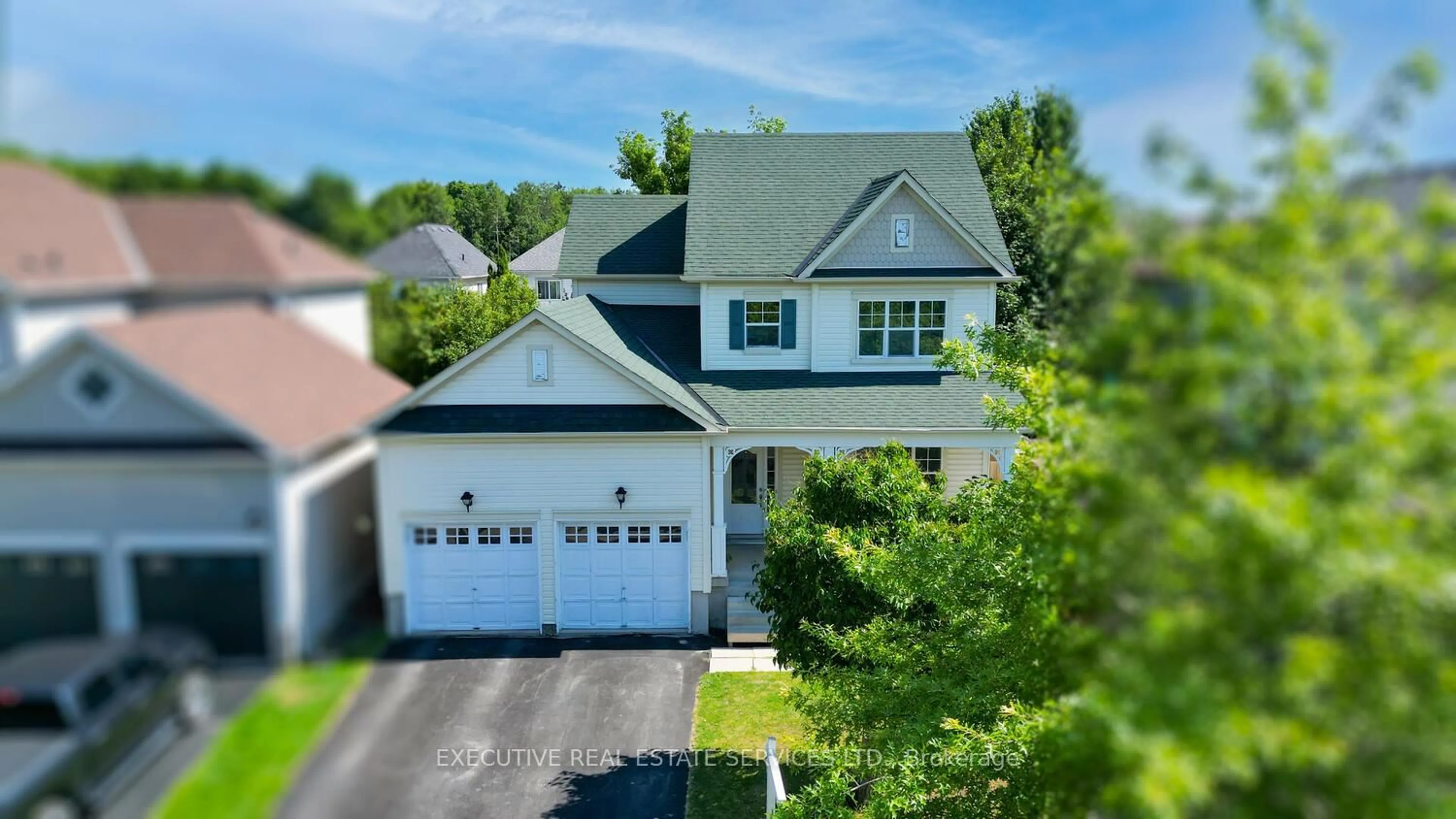 A pic from outside/outdoor area/front of a property/back of a property/a pic from drone, street for 39 Hurst St, Halton Hills Ontario L7J 2Z8