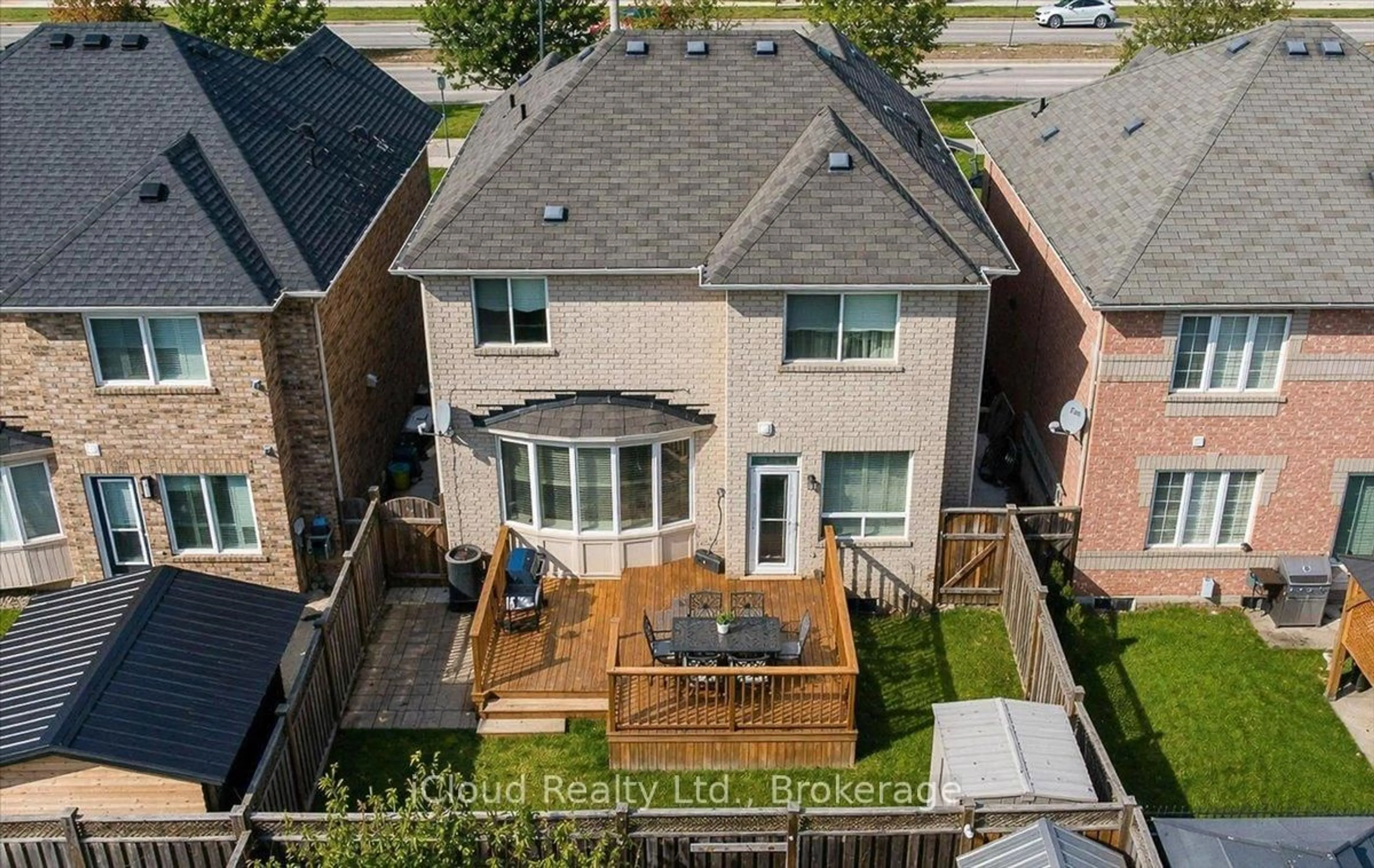 A pic from outside/outdoor area/front of a property/back of a property/a pic from drone, street for 625 Laughren Cres, Milton Ontario L9T 0G6