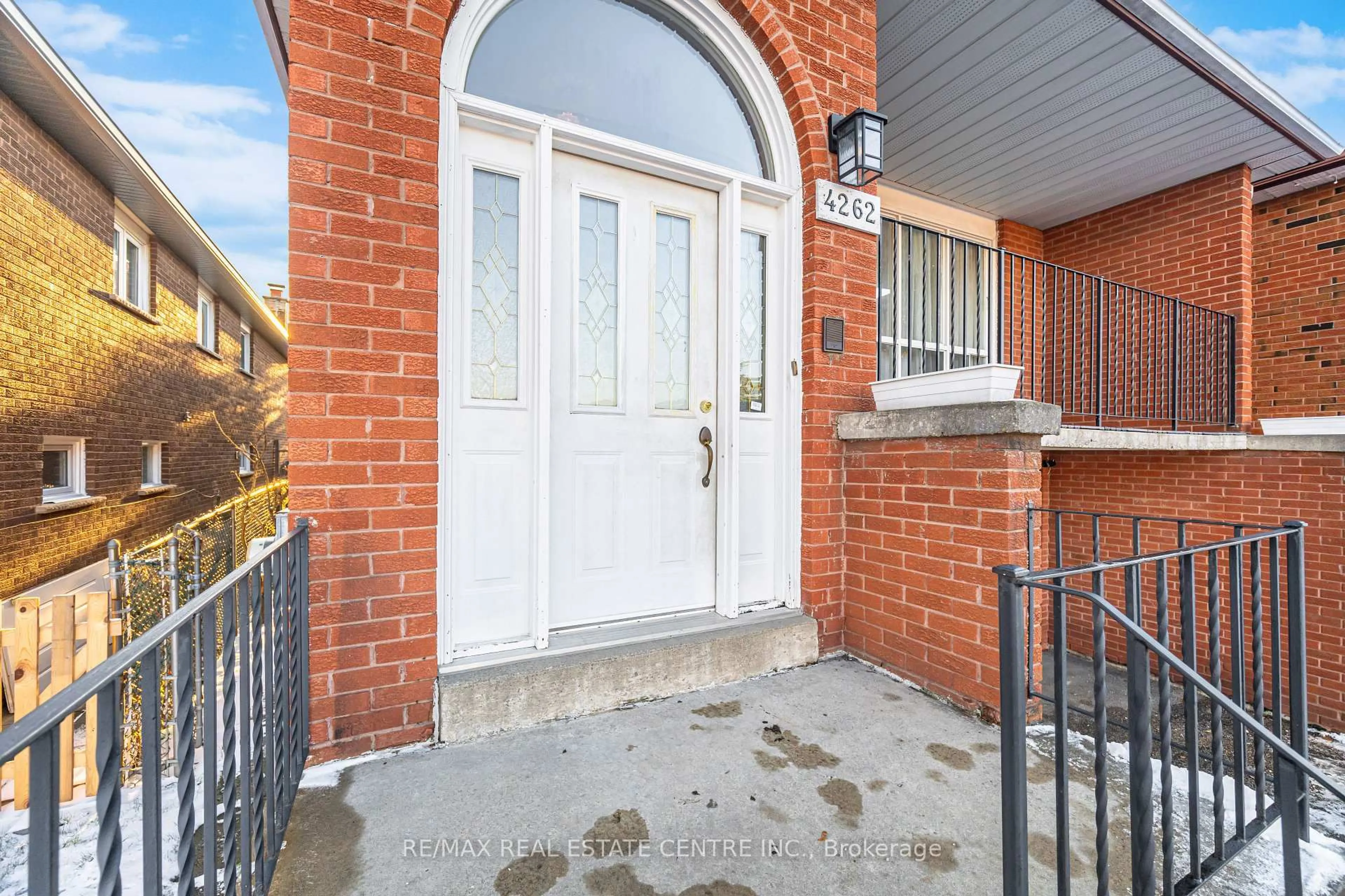 Unknown for 4262 Poltava Cres, Mississauga Ontario L4W 3C2