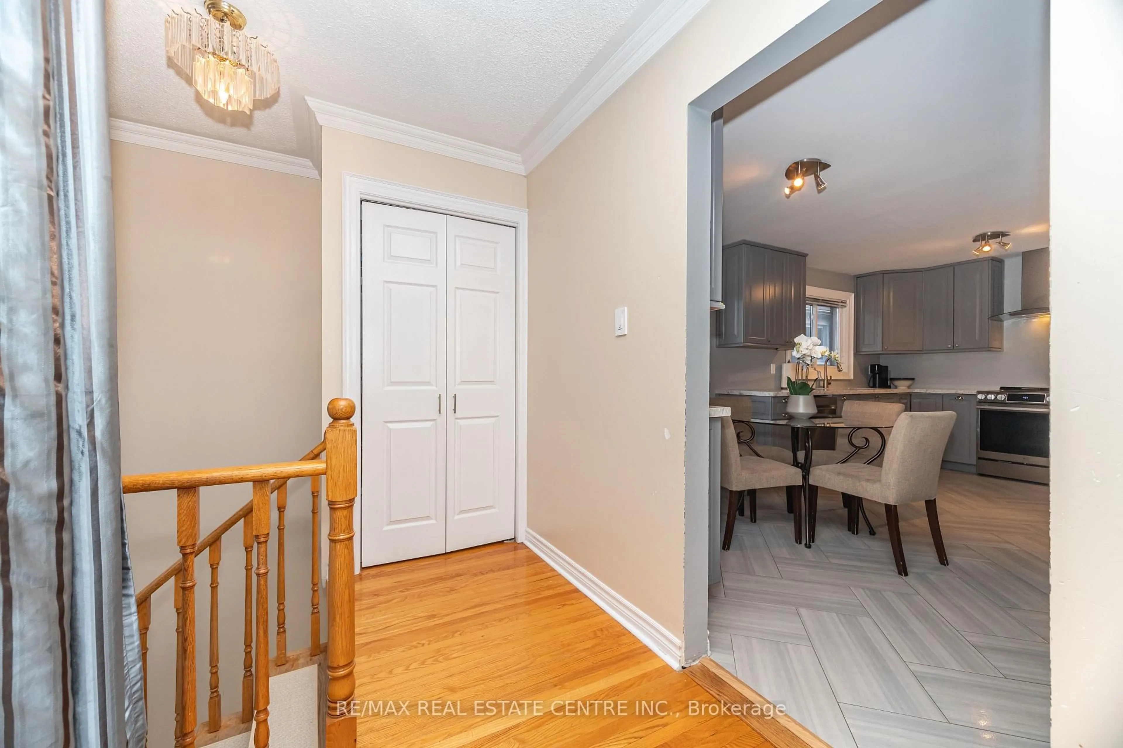 Indoor entryway for 4262 Poltava Cres, Mississauga Ontario L4W 3C2
