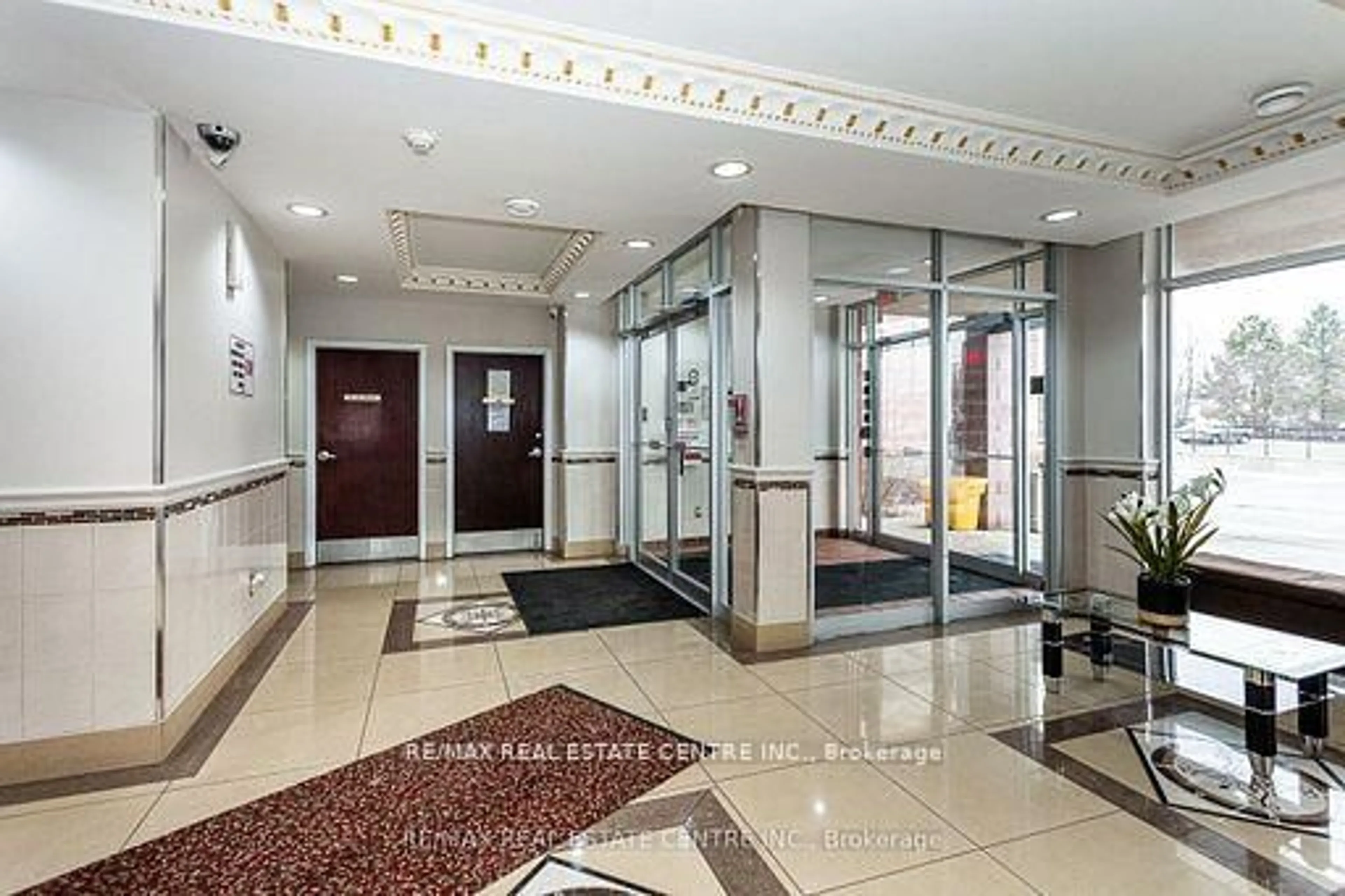 Indoor foyer for 7405 Goreway Dr #520, Mississauga Ontario L4T 0A3