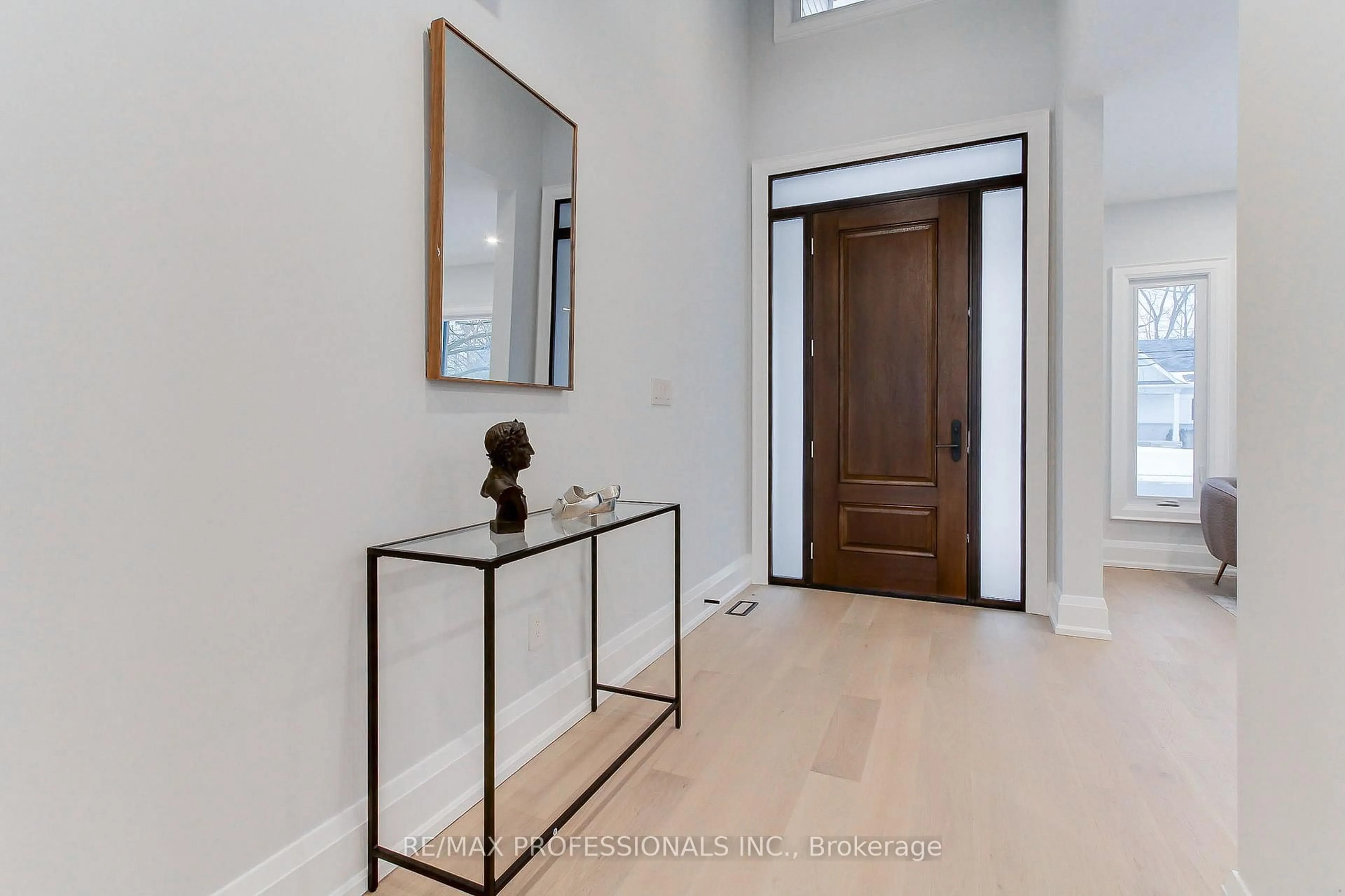 Indoor entryway for 432 Smith Ave, Burlington Ontario L7R 2V1