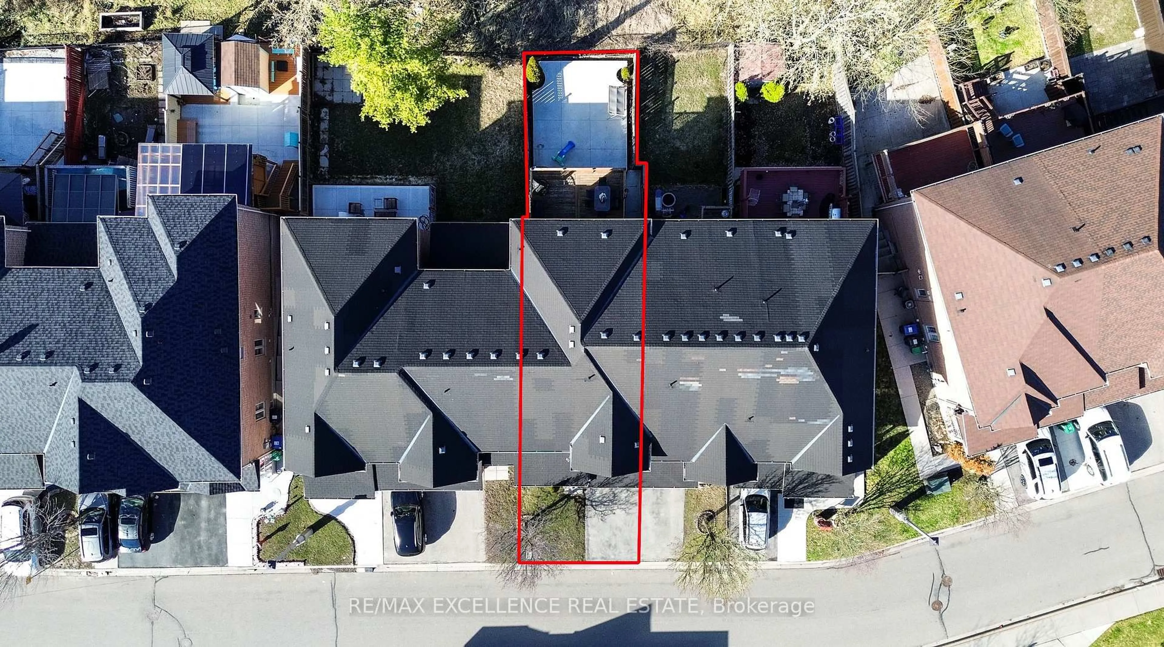 A pic from outside/outdoor area/front of a property/back of a property/a pic from drone, street for 99 Rockgarden Tr, Brampton Ontario L6R 3N1