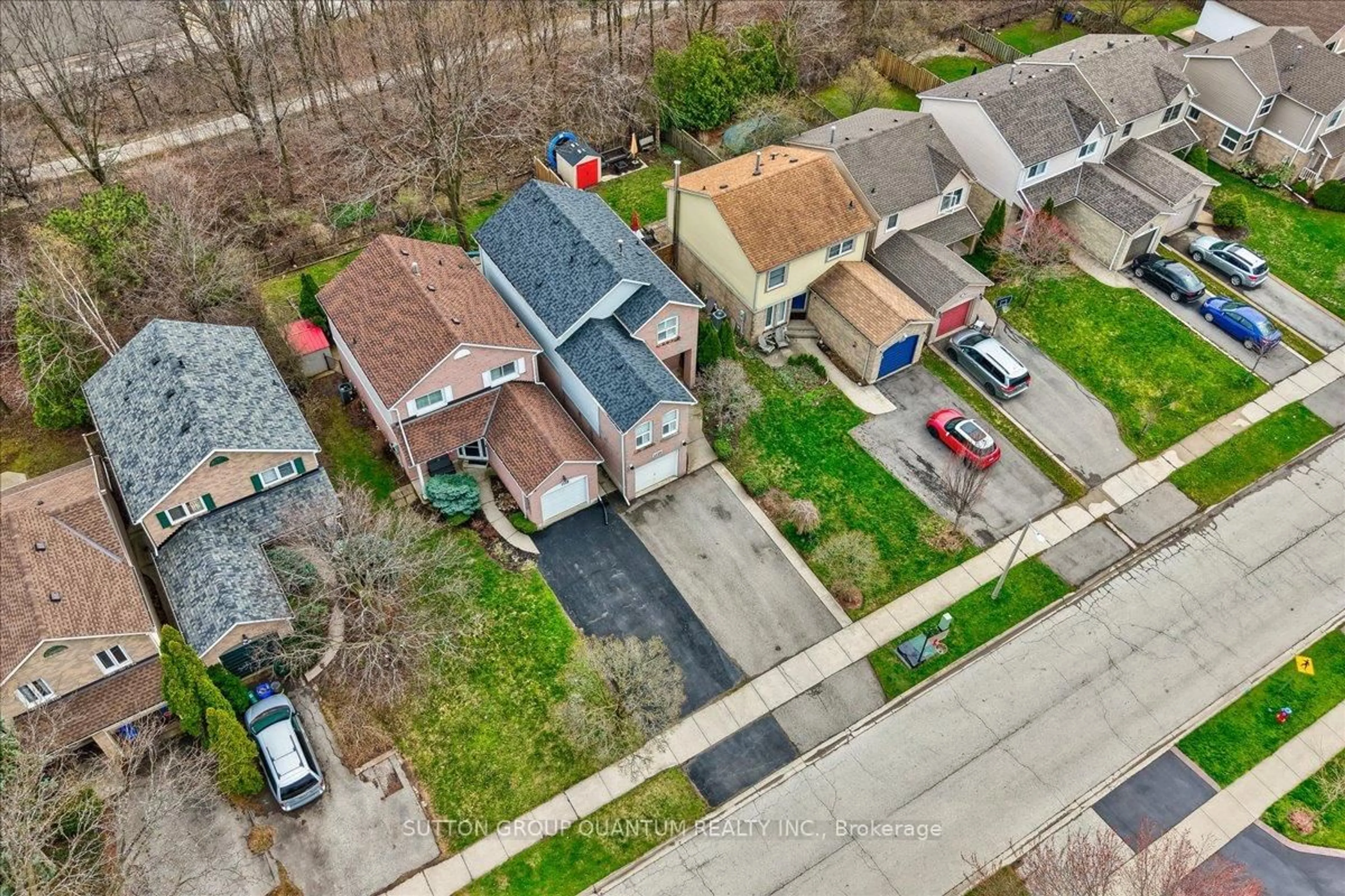 A pic from outside/outdoor area/front of a property/back of a property/a pic from drone, street for 1120 Montgomery Dr, Oakville Ontario L6M 1G1