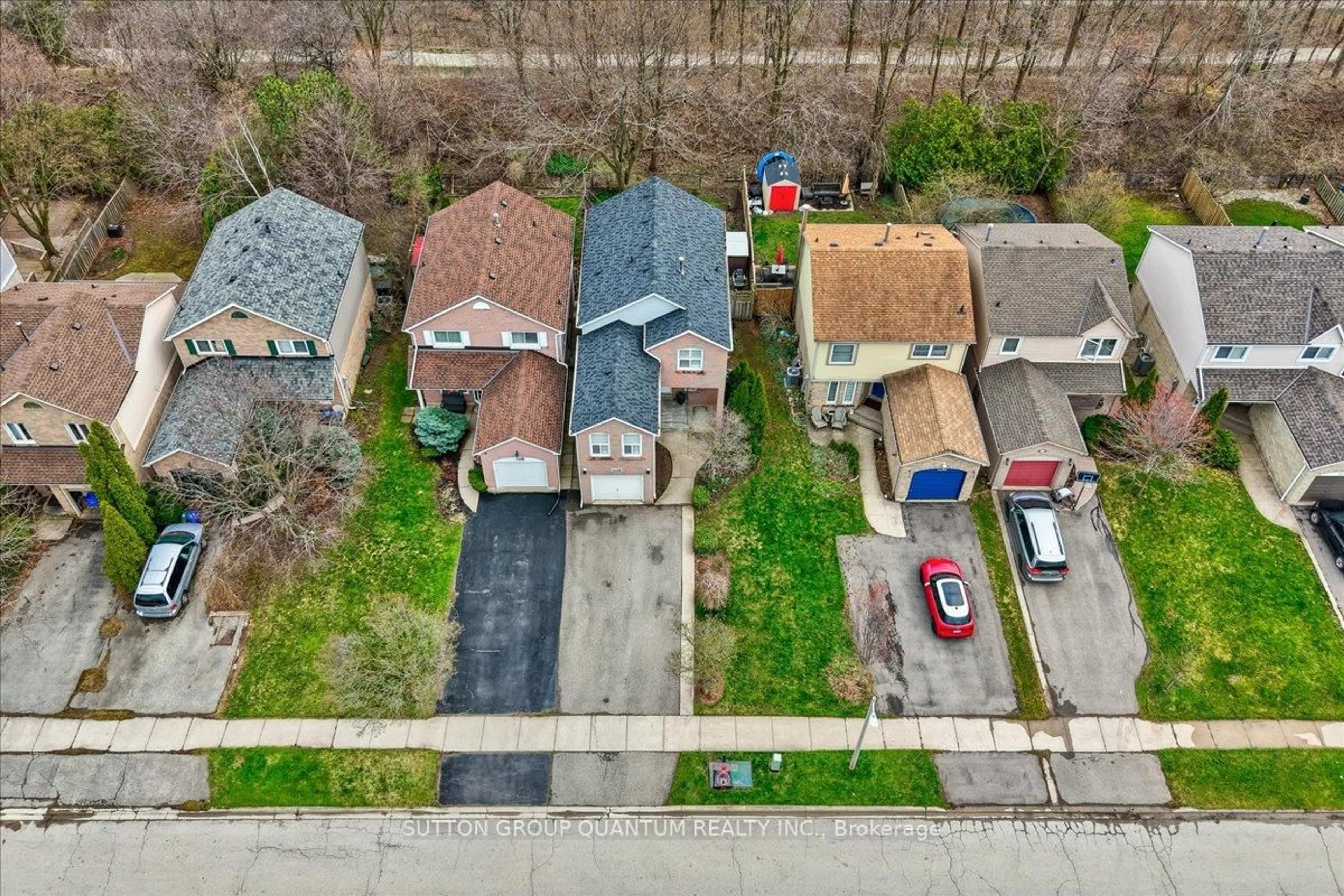 A pic from outside/outdoor area/front of a property/back of a property/a pic from drone, street for 1120 Montgomery Dr, Oakville Ontario L6M 1G1