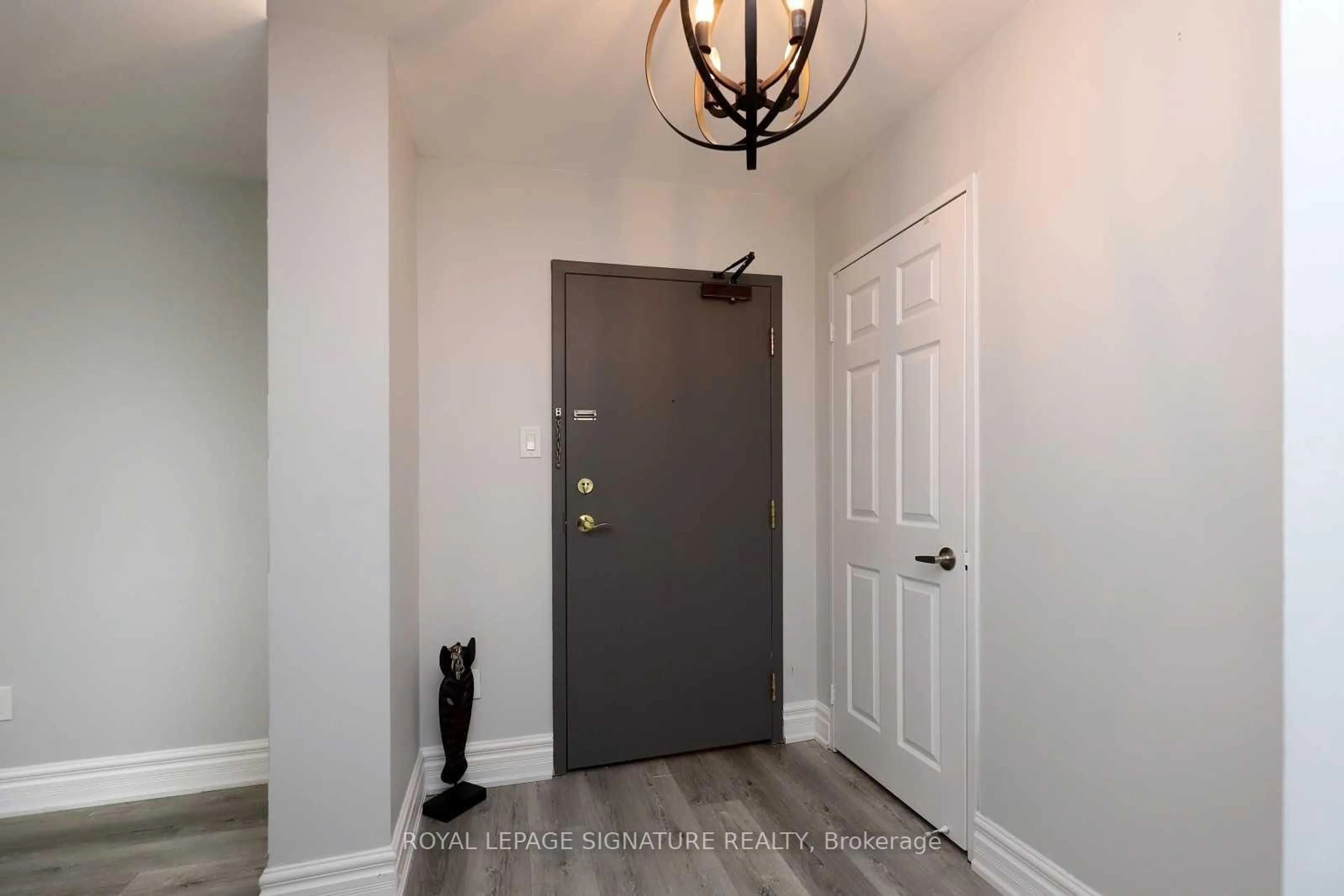 Indoor entryway for 100 County Court Blvd #1101, Brampton Ontario L6W 3X1