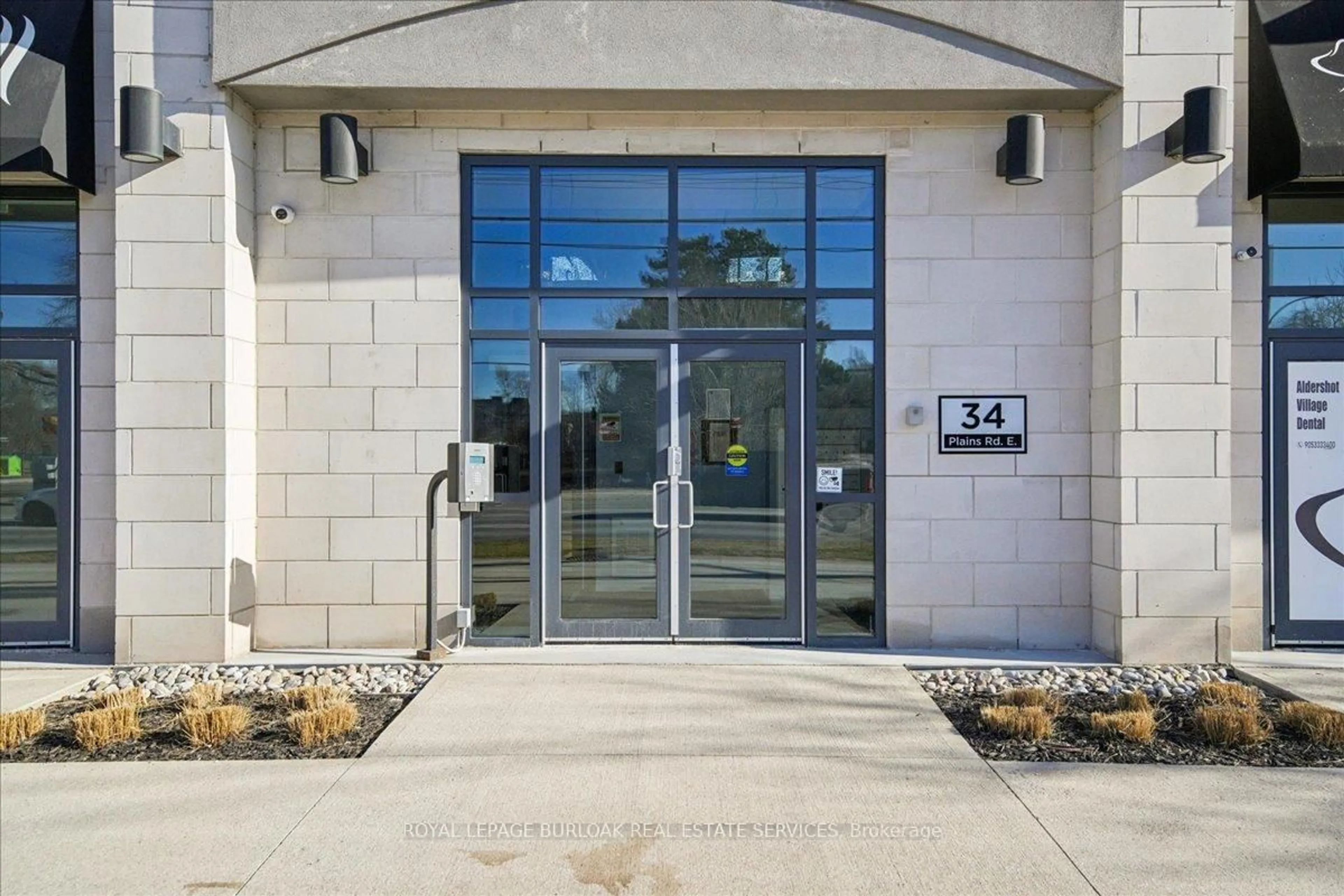 Indoor foyer for 34 Plains Rd #408, Burlington Ontario L7T 0B9