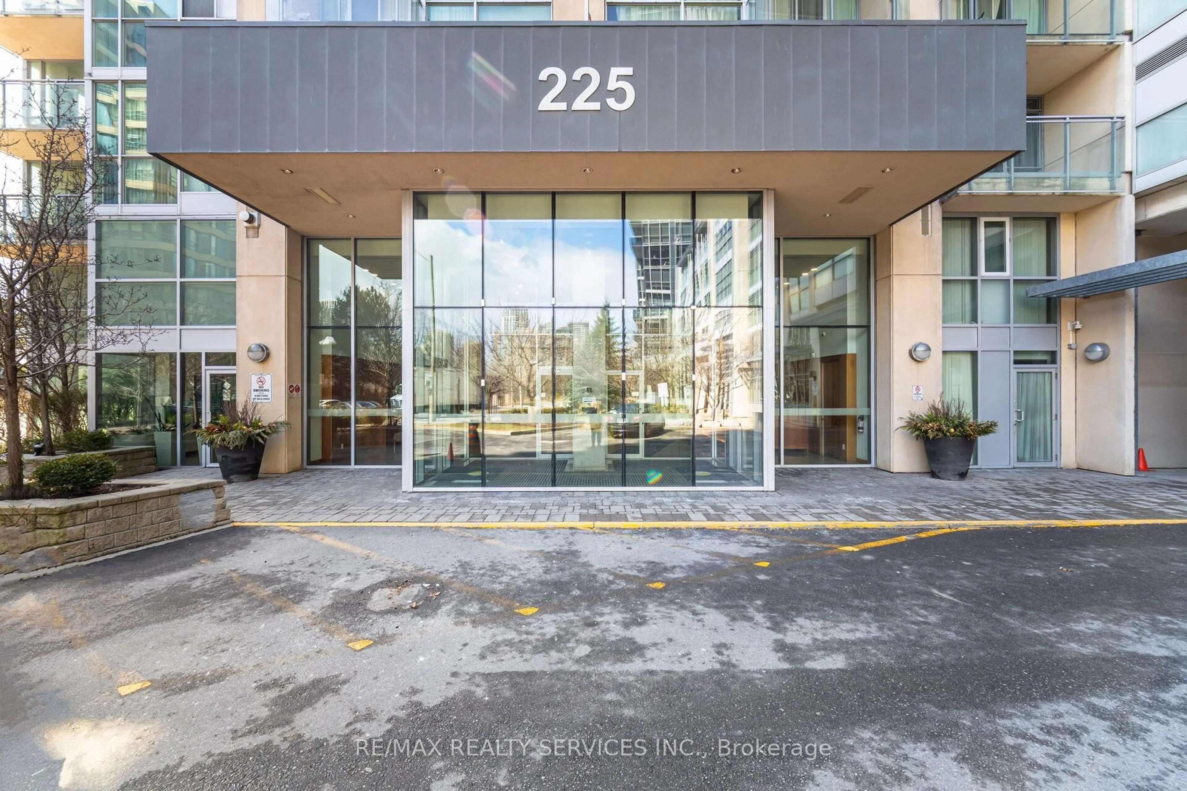 Indoor foyer for 225 Webb Dr #810, Mississauga Ontario L5B 4P2