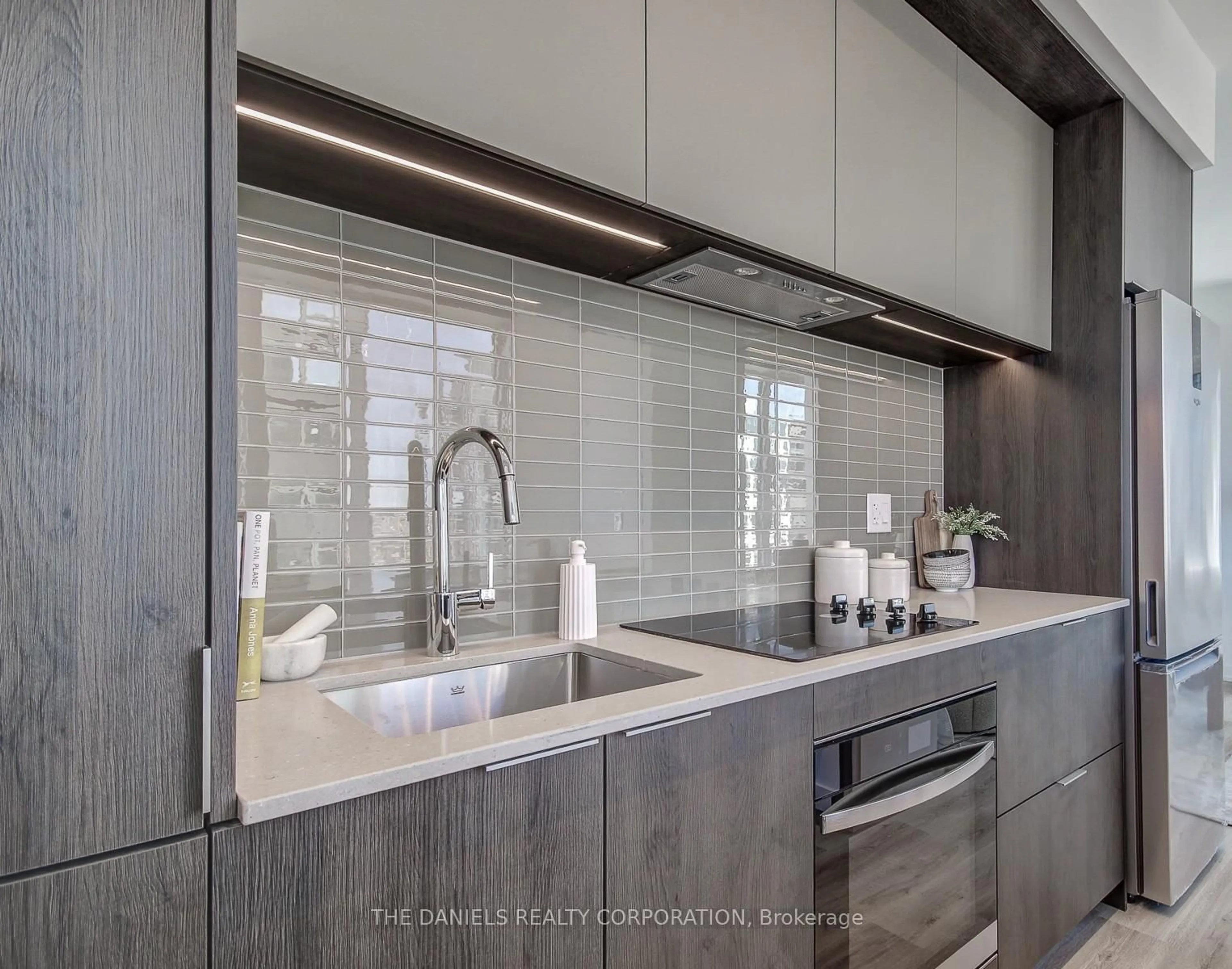 Contemporary kitchen, ceramic/tile floor for 395 Square One Dr #3206, Mississauga Ontario L5B 0P6