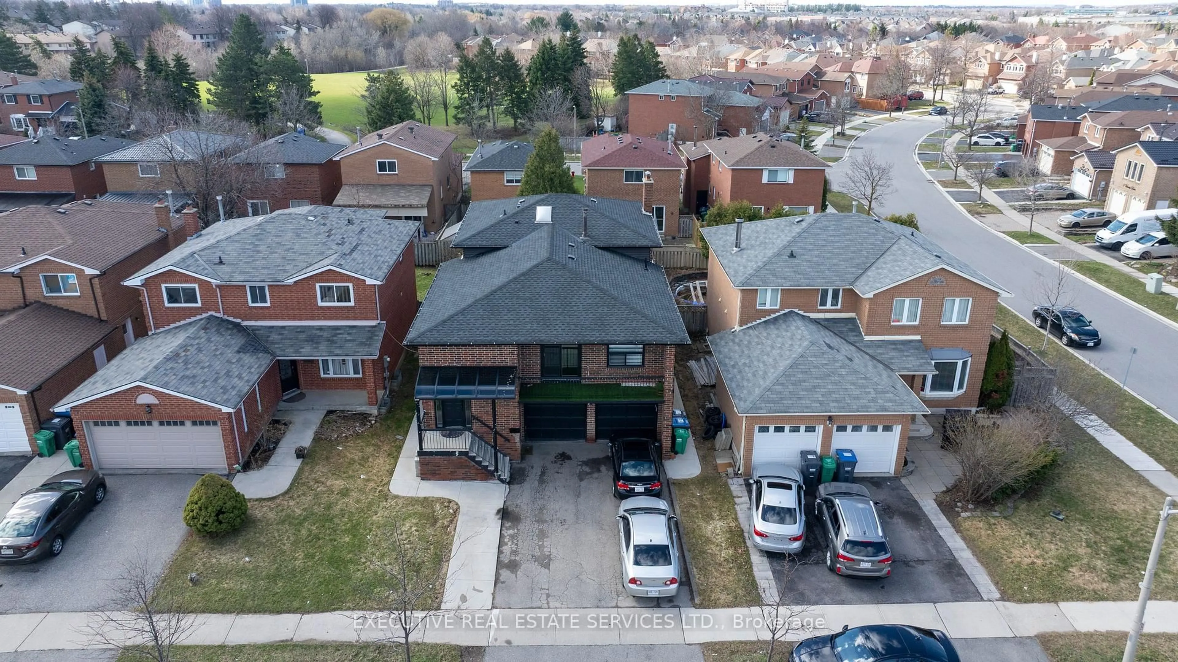A pic from outside/outdoor area/front of a property/back of a property/a pic from drone, street for 90 HINCHLEY WOOD Grve, Brampton Ontario L6V 3M3