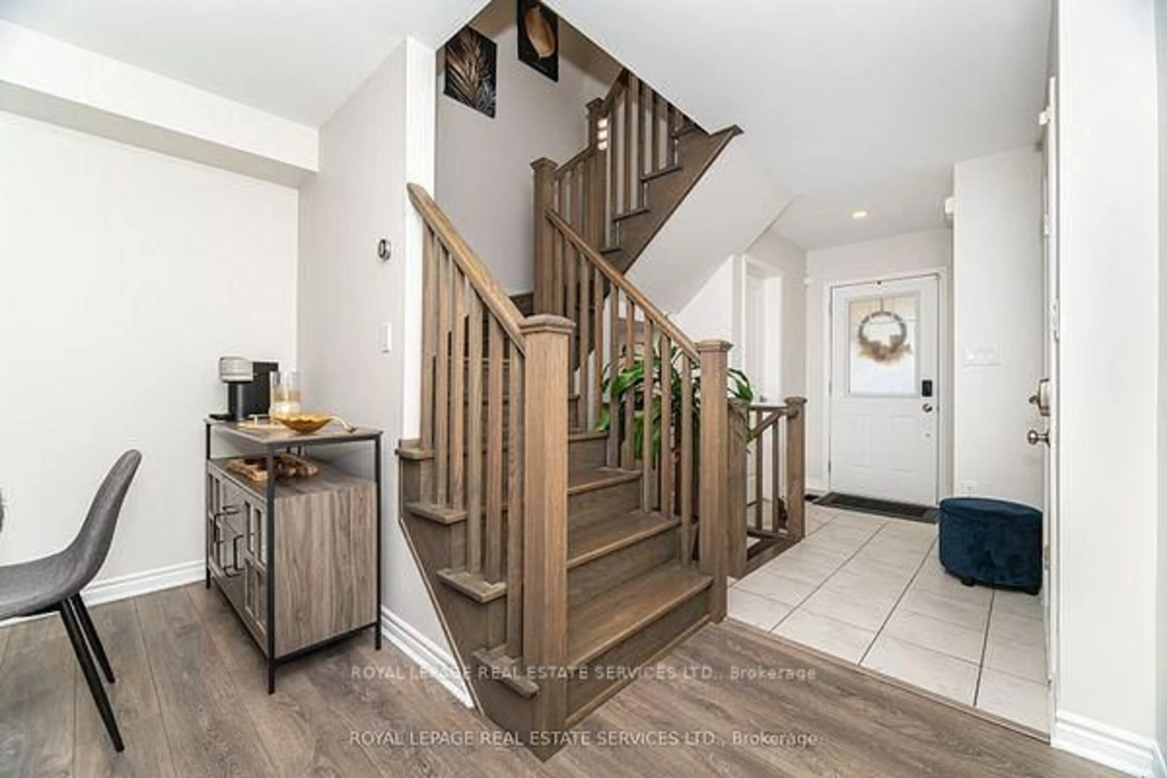 Indoor entryway for 290 Beasley Terr. Terr, Milton Ontario L9E 1C5