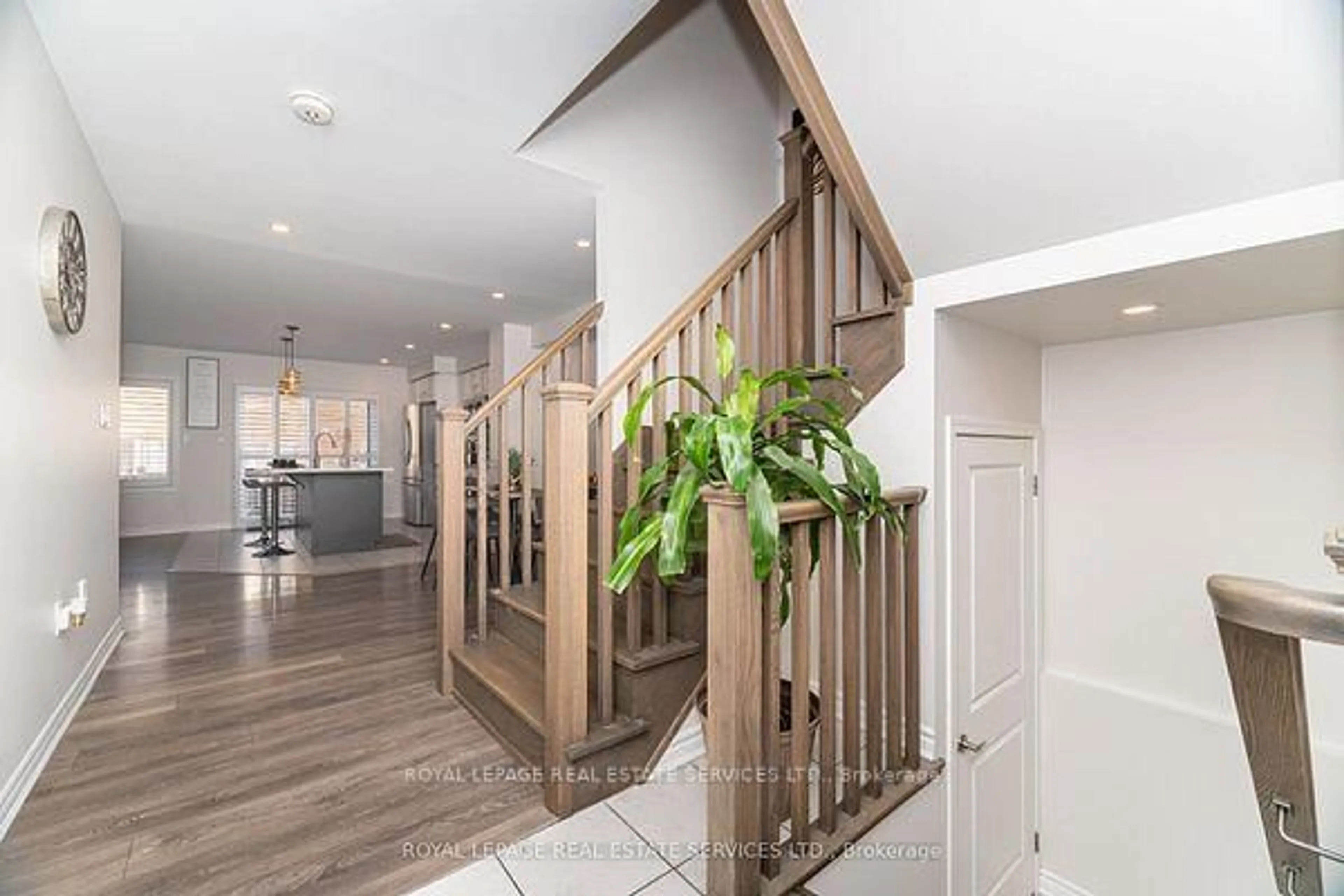 Indoor entryway for 290 Beasley Terr. Terr, Milton Ontario L9E 1C5