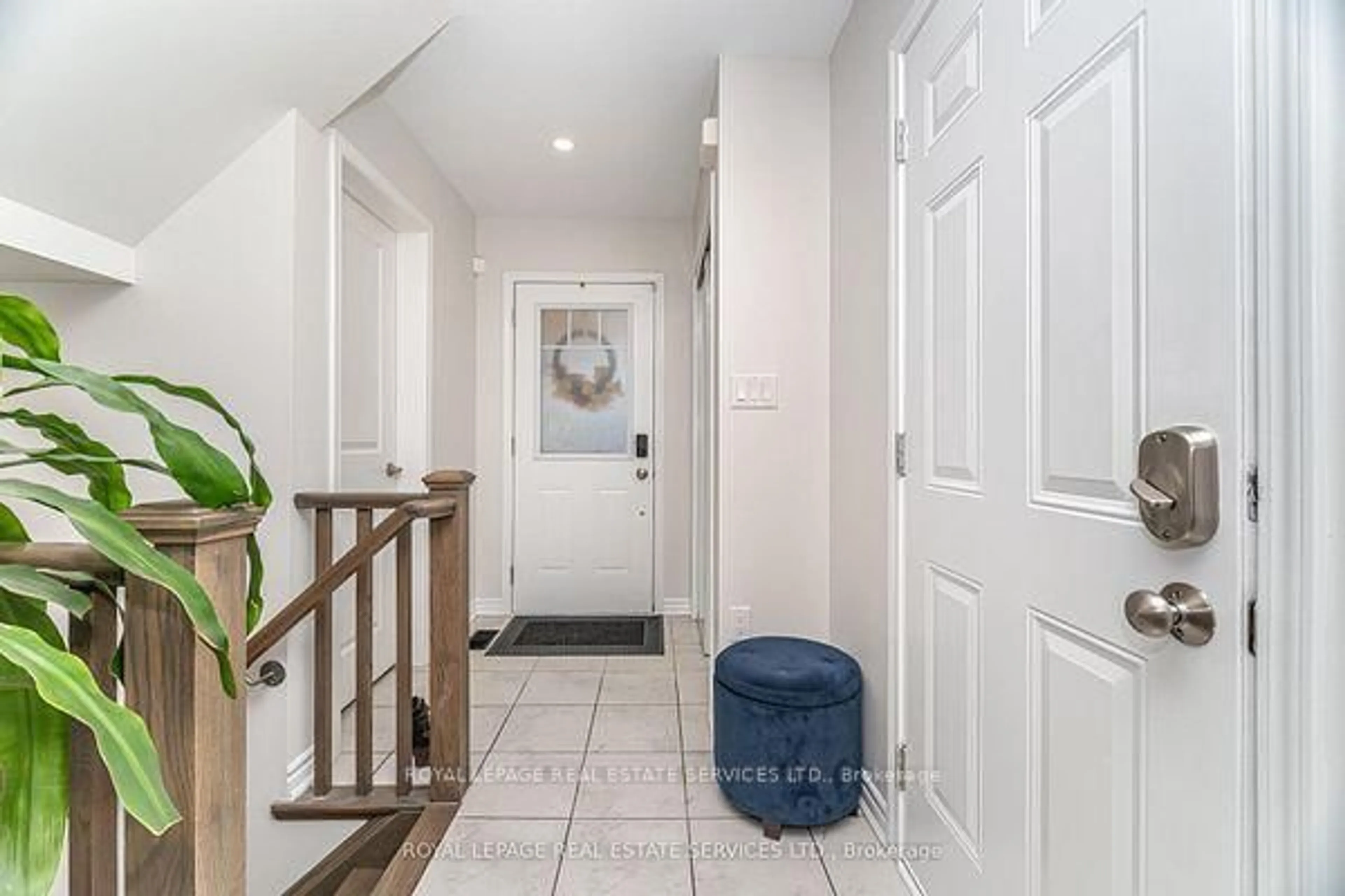 Indoor entryway for 290 Beasley Terr. Terr, Milton Ontario L9E 1C5