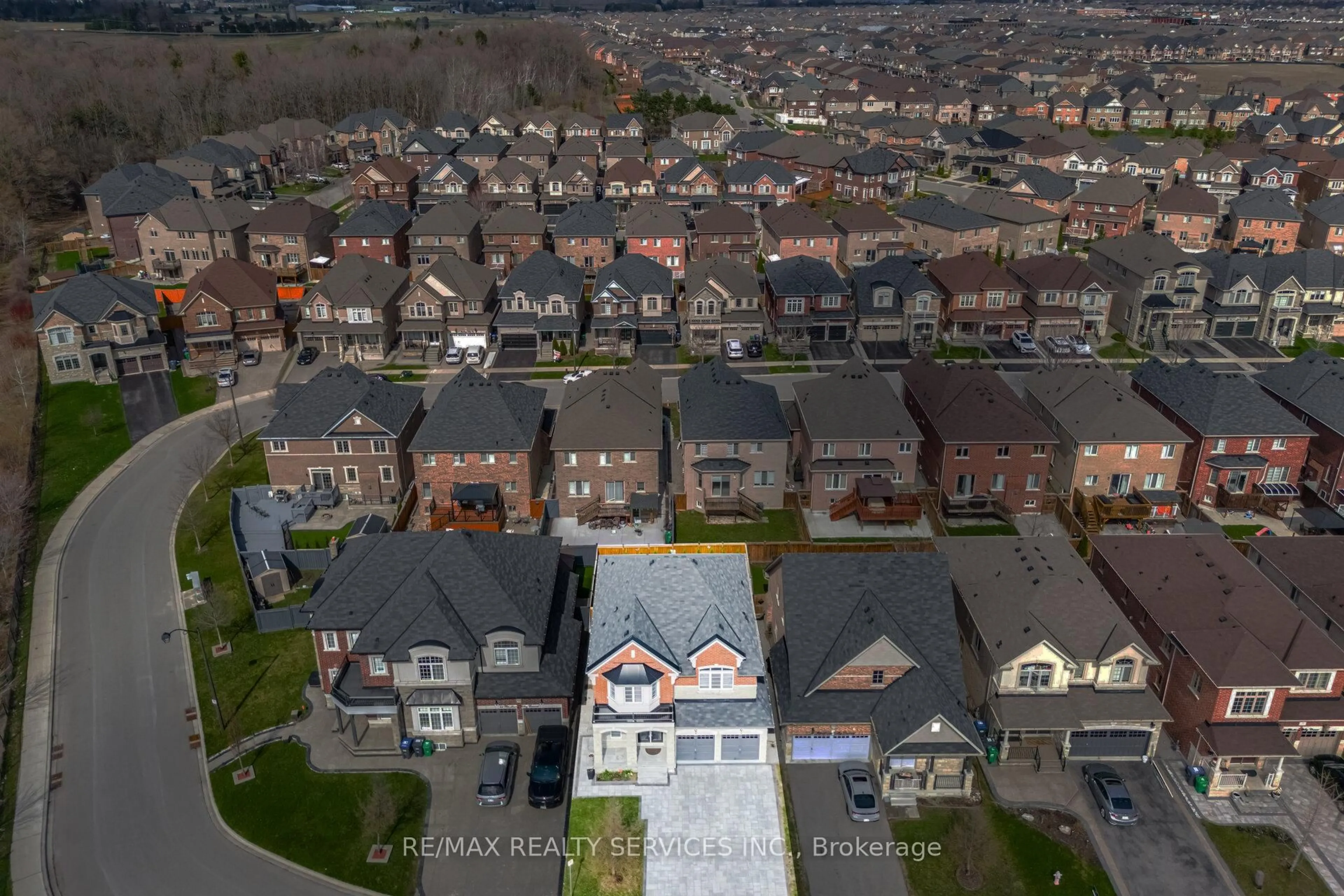 A pic from outside/outdoor area/front of a property/back of a property/a pic from drone, city buildings view from balcony for 38 Blackberry Valley Cres, Caledon Ontario L7C 3Z9