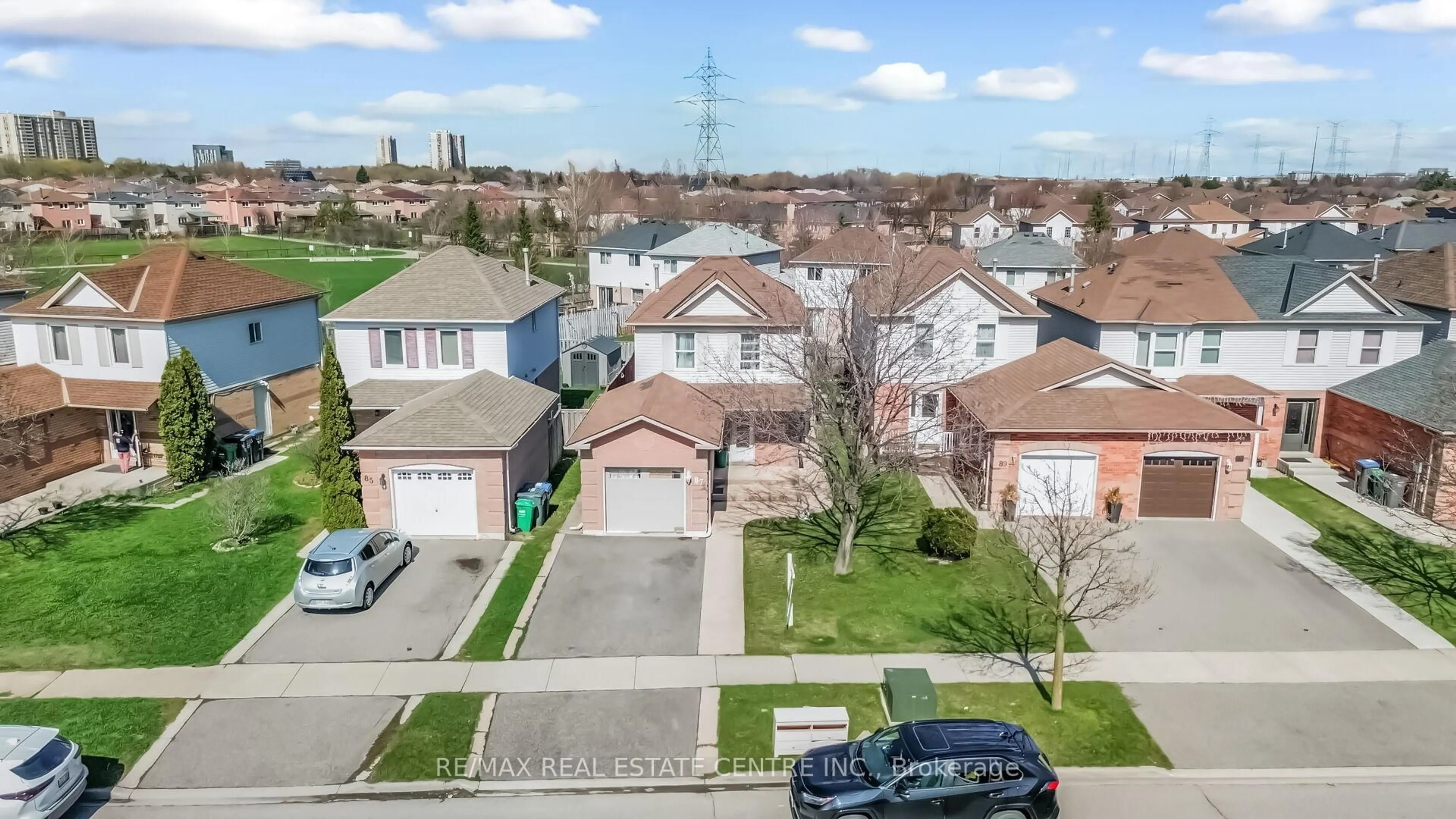 A pic from outside/outdoor area/front of a property/back of a property/a pic from drone, street for 87 Timberlane Dr, Brampton Ontario L6Y 4V7