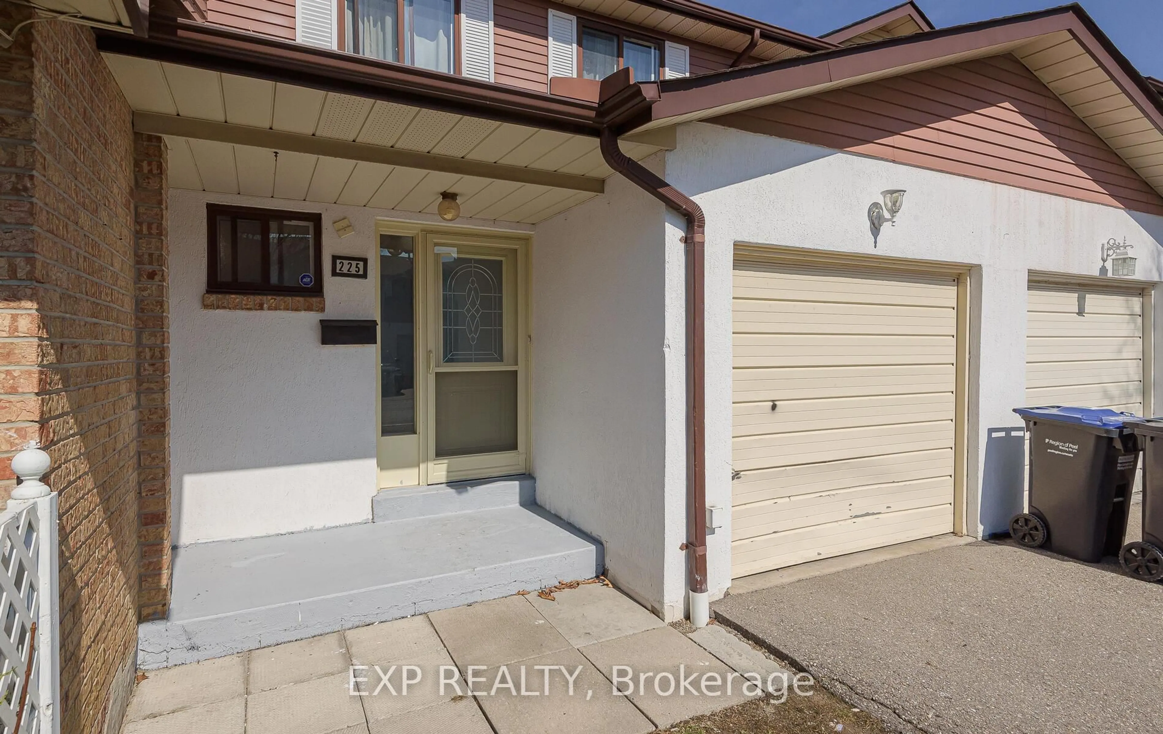 Indoor entryway for 225 Baronwood Crt, Brampton Ontario L6V 3H9