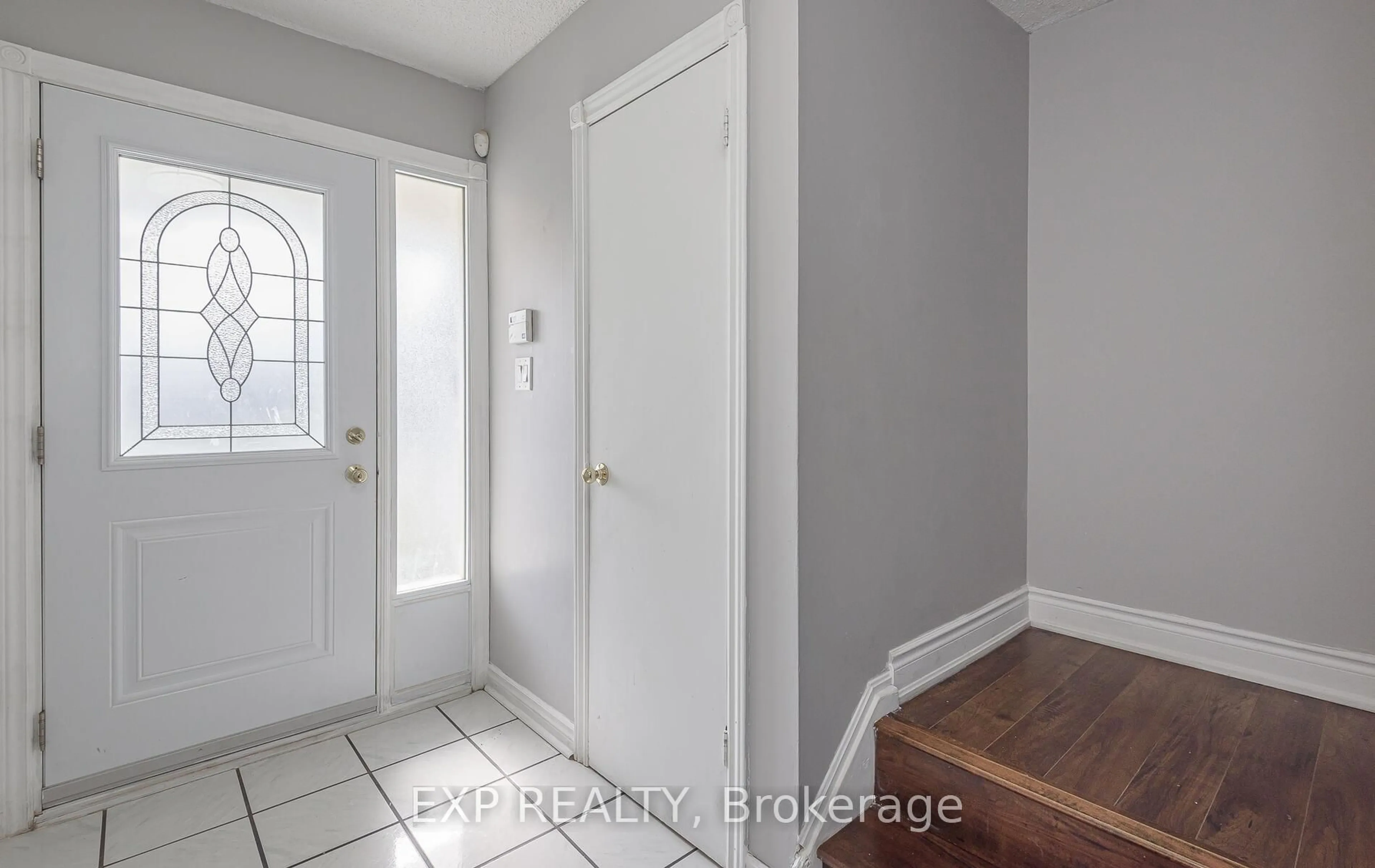 Indoor entryway for 225 Baronwood Crt, Brampton Ontario L6V 3H9