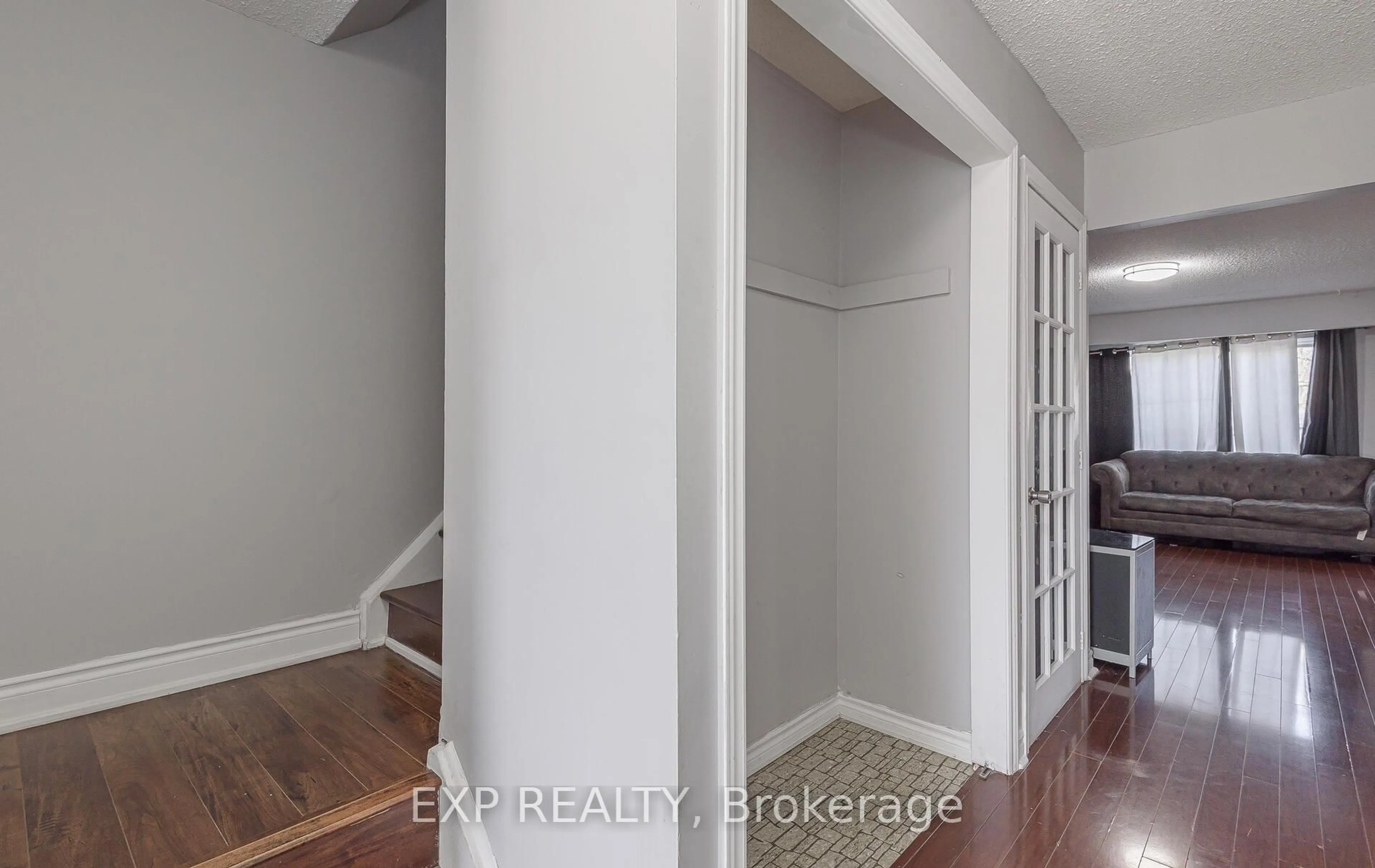 Indoor entryway for 225 Baronwood Crt, Brampton Ontario L6V 3H9