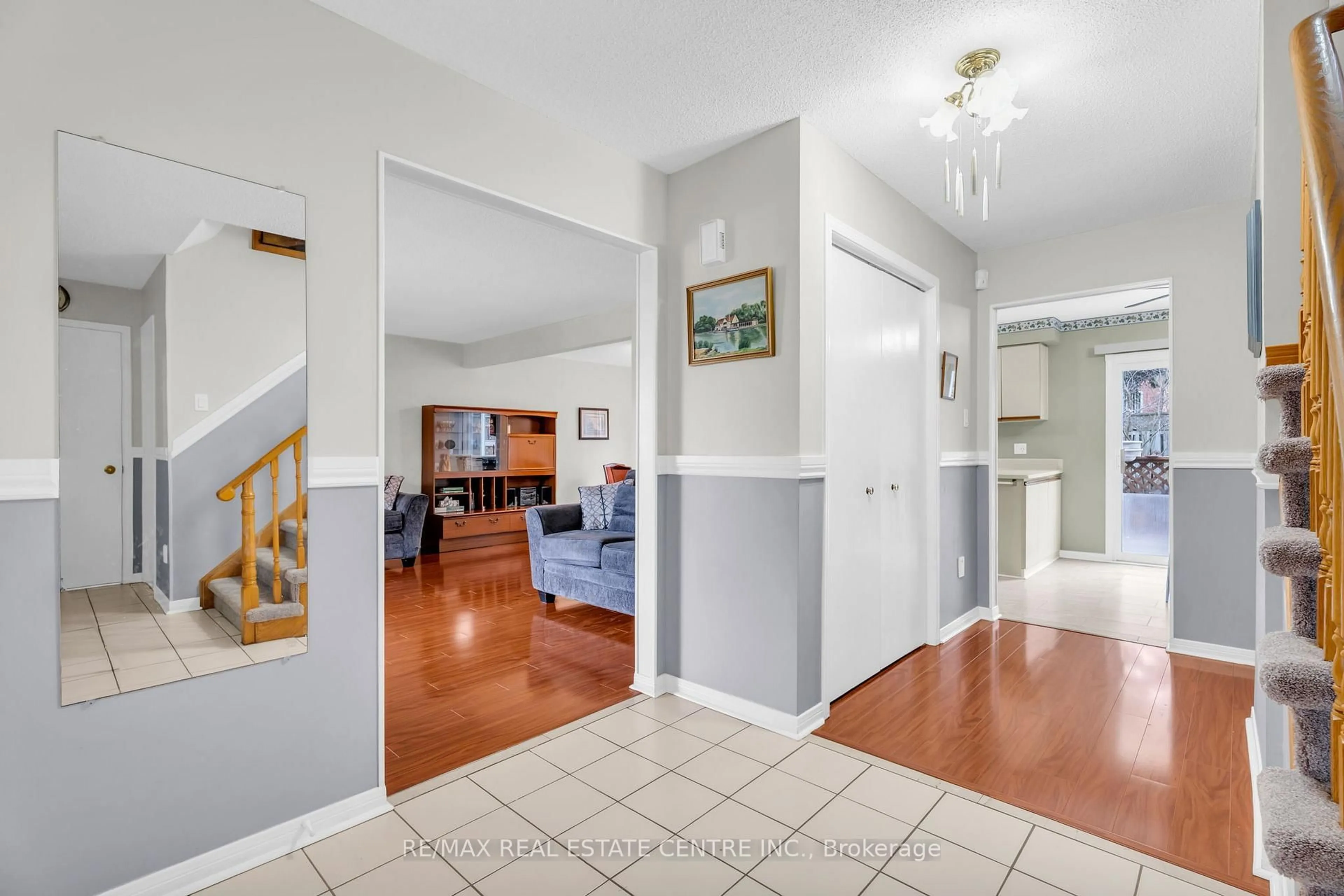 Indoor entryway for 255 Kensington Pl, Orangeville Ontario L9W 4G8