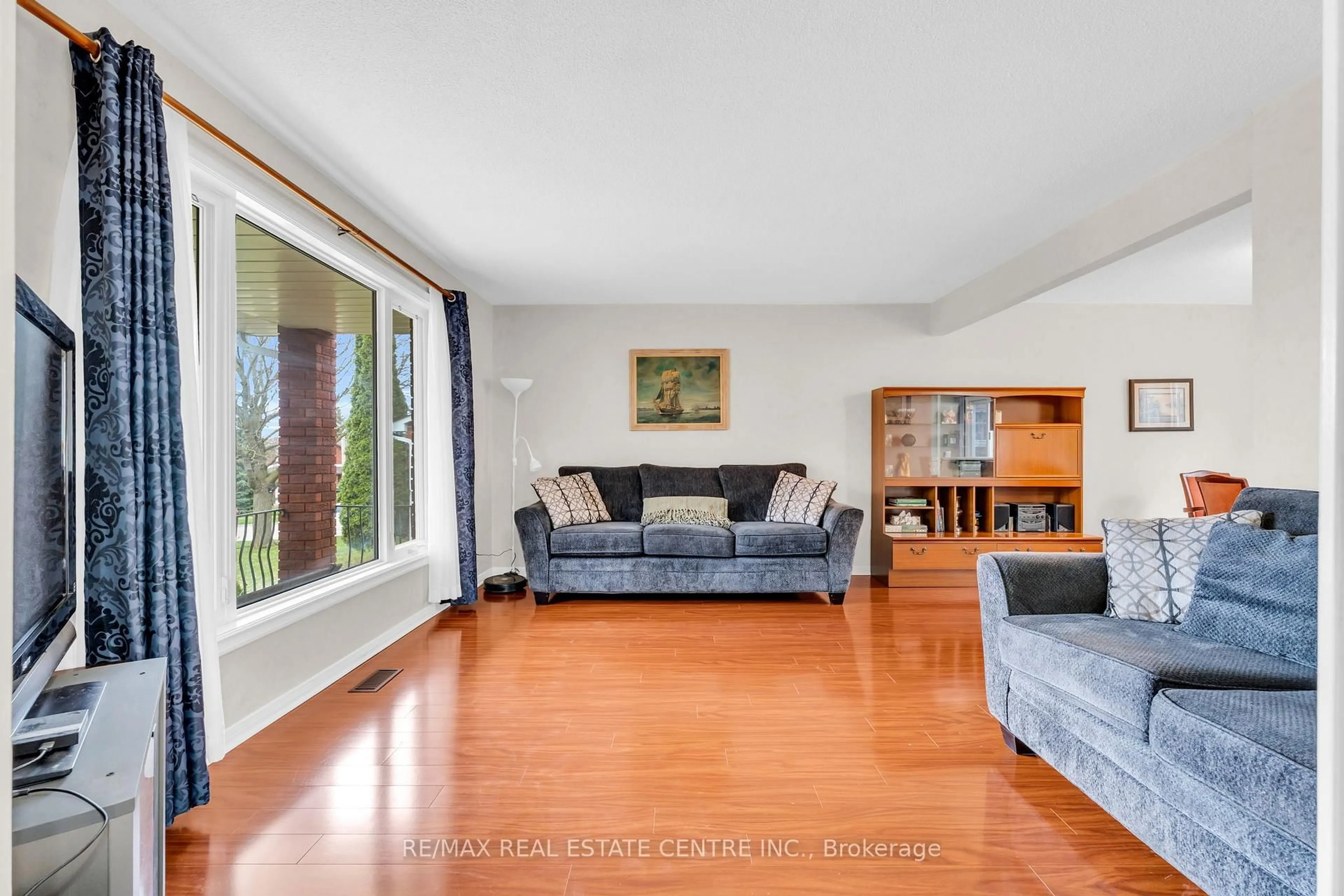 Living room with furniture, unknown for 255 Kensington Pl, Orangeville Ontario L9W 4G8